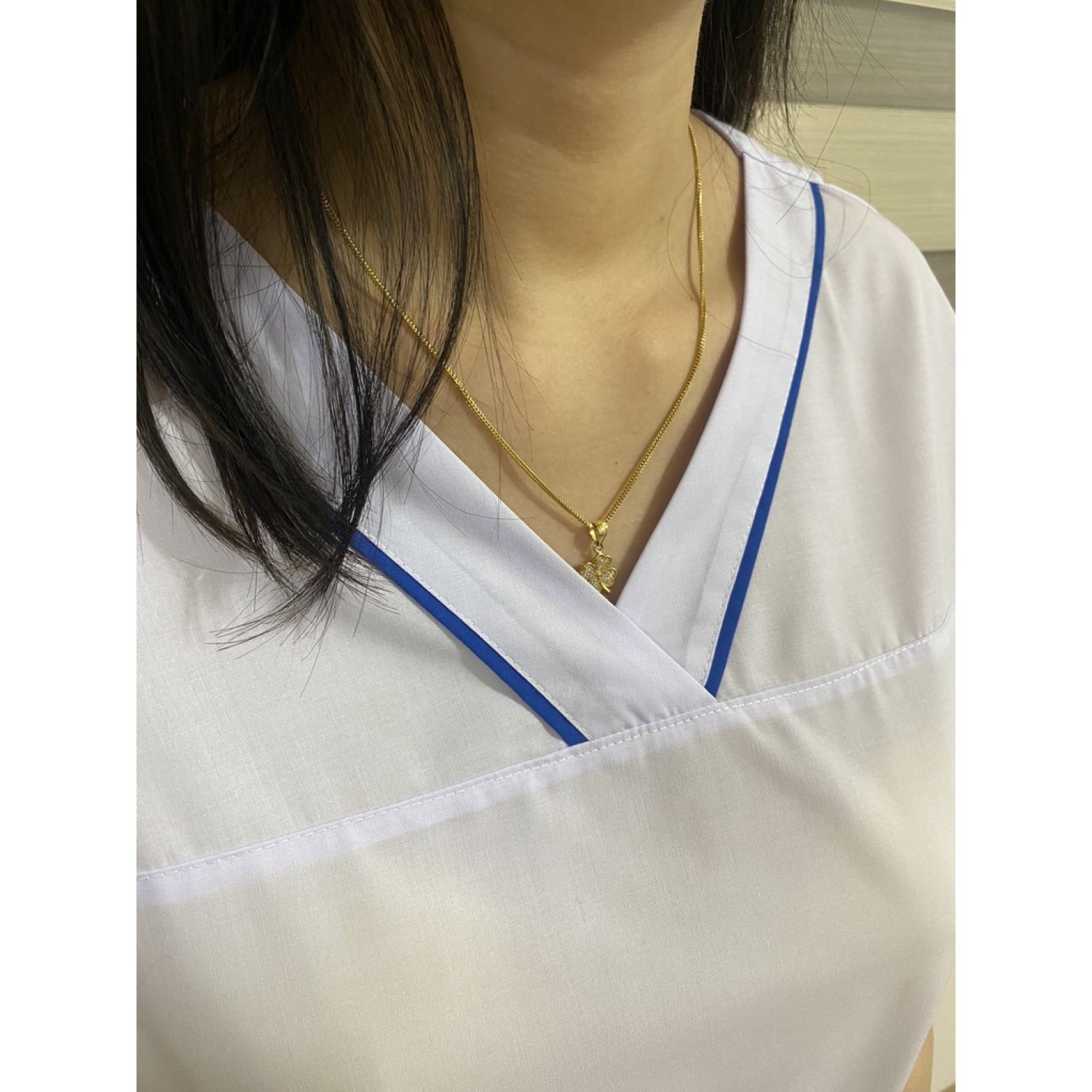 Áo blouse trắng cổ tim viền xanh - Áo scrubs blu bác sỹ, dượᴄ sỹ, điều dưỡng, spa cổ chữ V viền xanh