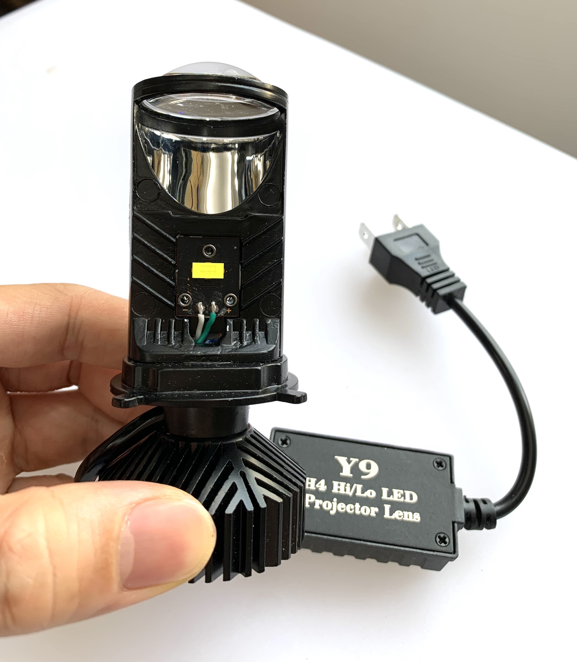 Đèn pha LED bi cầu Y9 ánh sáng gom siêu sáng chân H4
