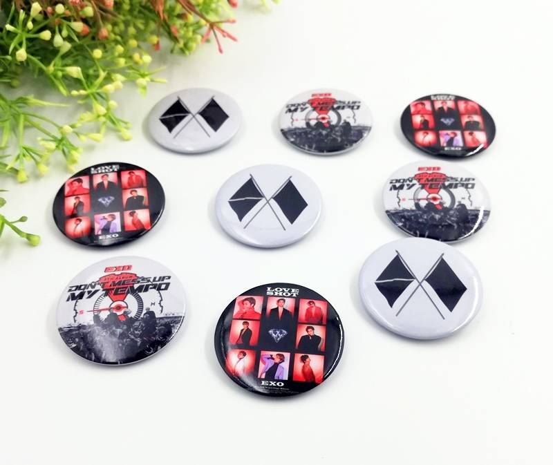 Set 2 huy hiệu cài áo EXO