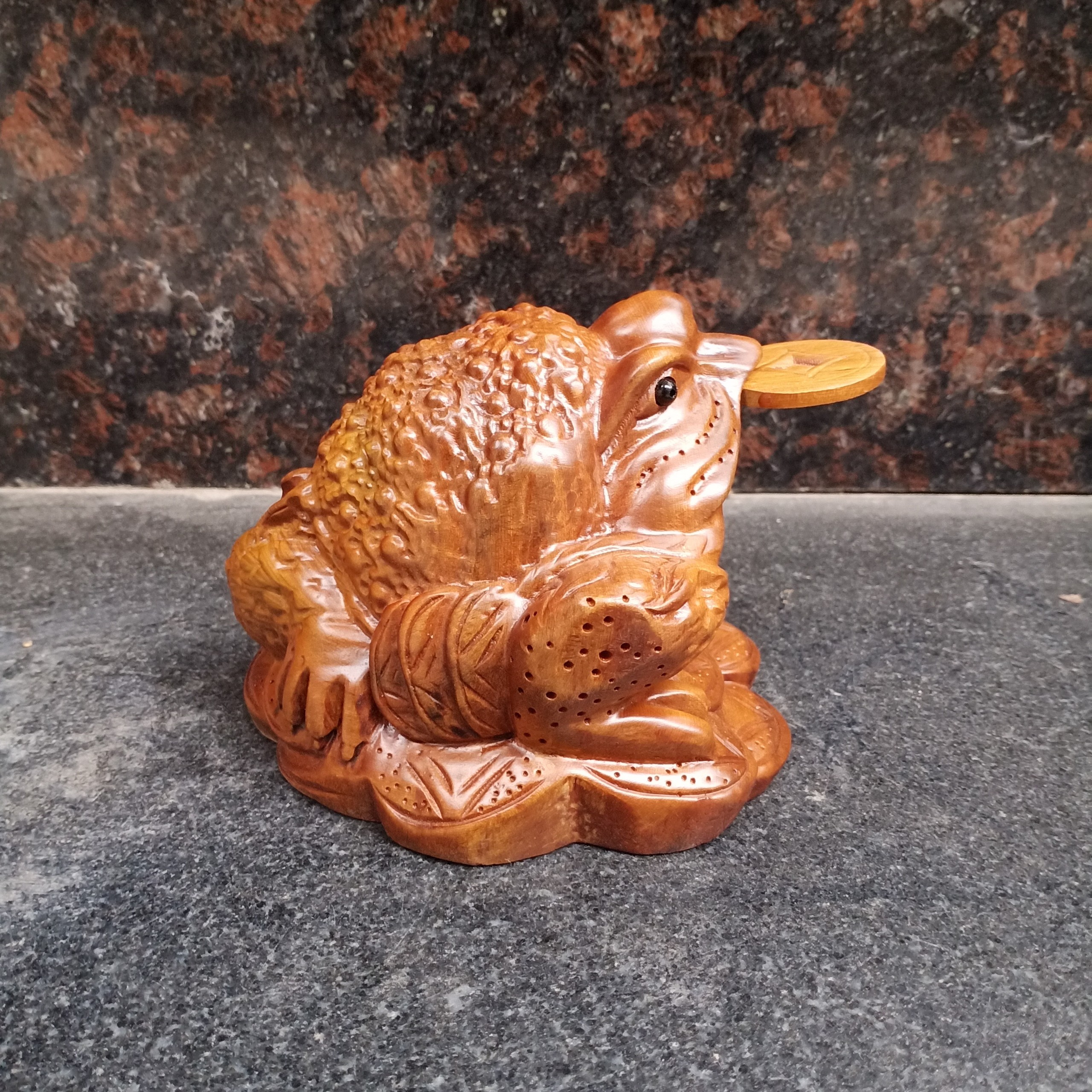 Cóc ngậm tiền (thiềm thừ) bằng gỗ bách xanh (Cao 10, ngang 15, sâu 12 cm)