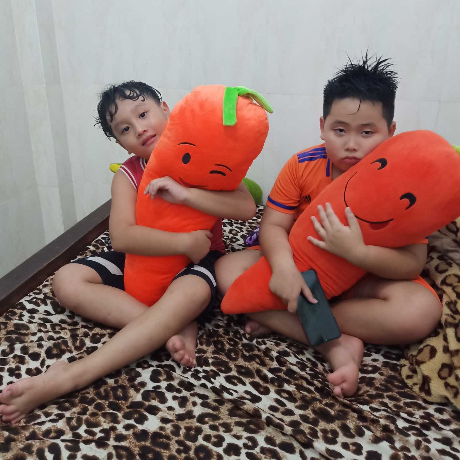 GỐI ÔM NGỦ DÀI HÌNH CỦ CÀ RỐT SIZE LỚN VẢI NHUNG MỀM MỊN 100% GÒN