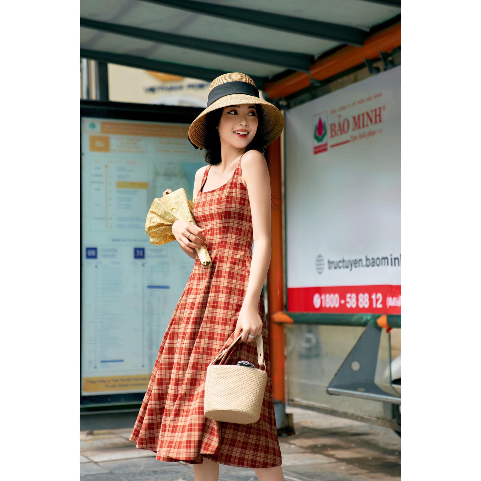 Váy kẻ đỏ, đầm kẻ Mozz