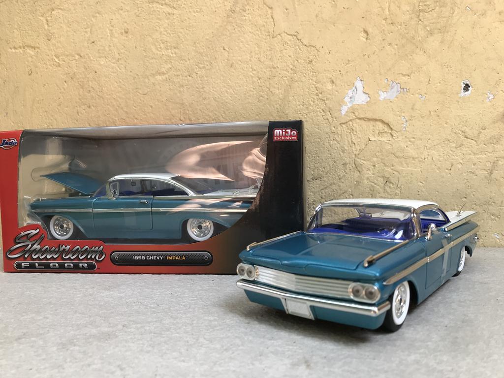 Mô hình xe cổ Chevy IMPALA 1961 1:24