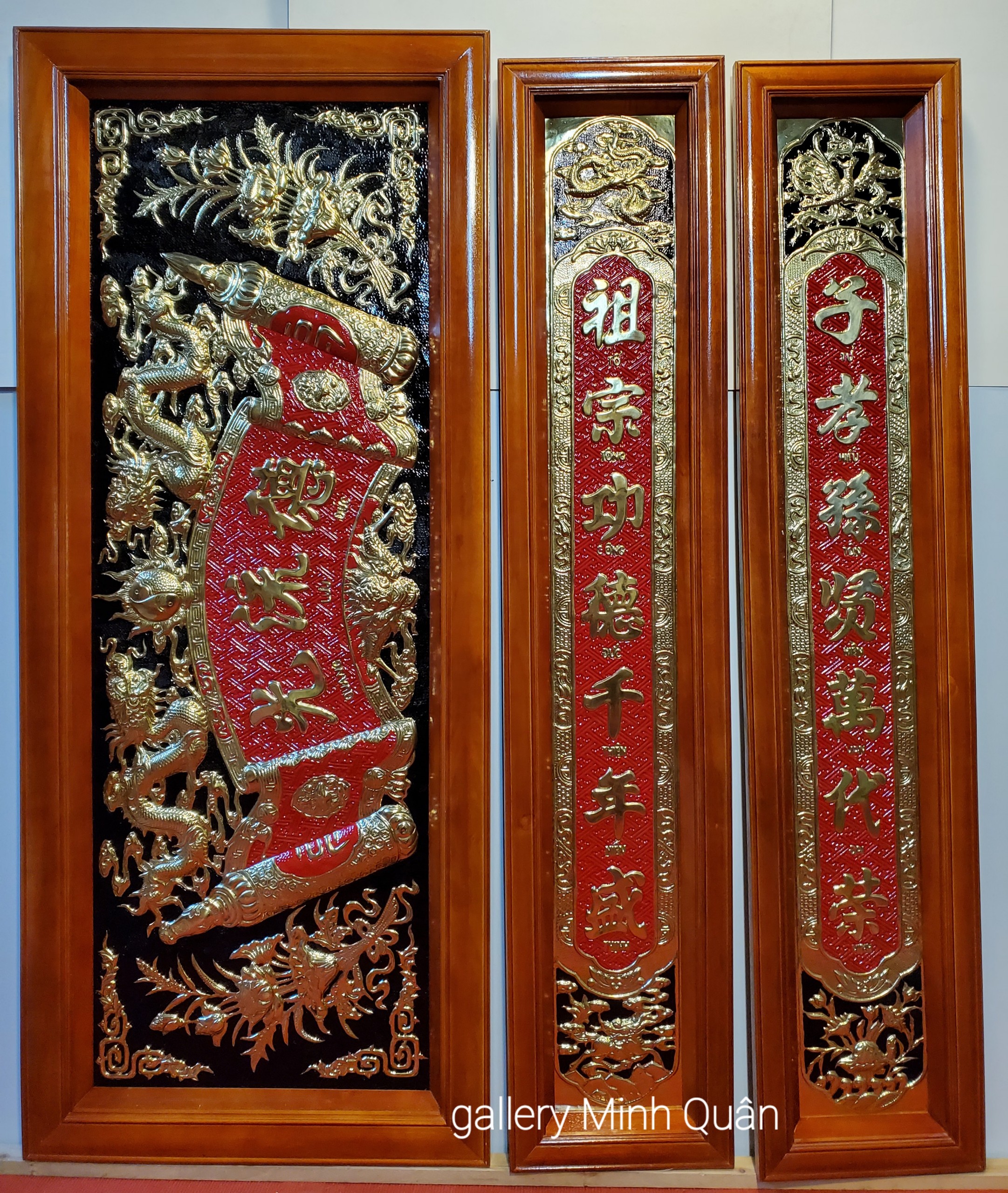 BỘ ĐẠI TỰ CÂU ĐỐI THỜ GIA TIÊN ( ĐỒNG VÀNG NGUYÊN CHẤT LIỀN TẤM KHUNG GỖ XOAN ĐÀO SƠN PU)-A089B