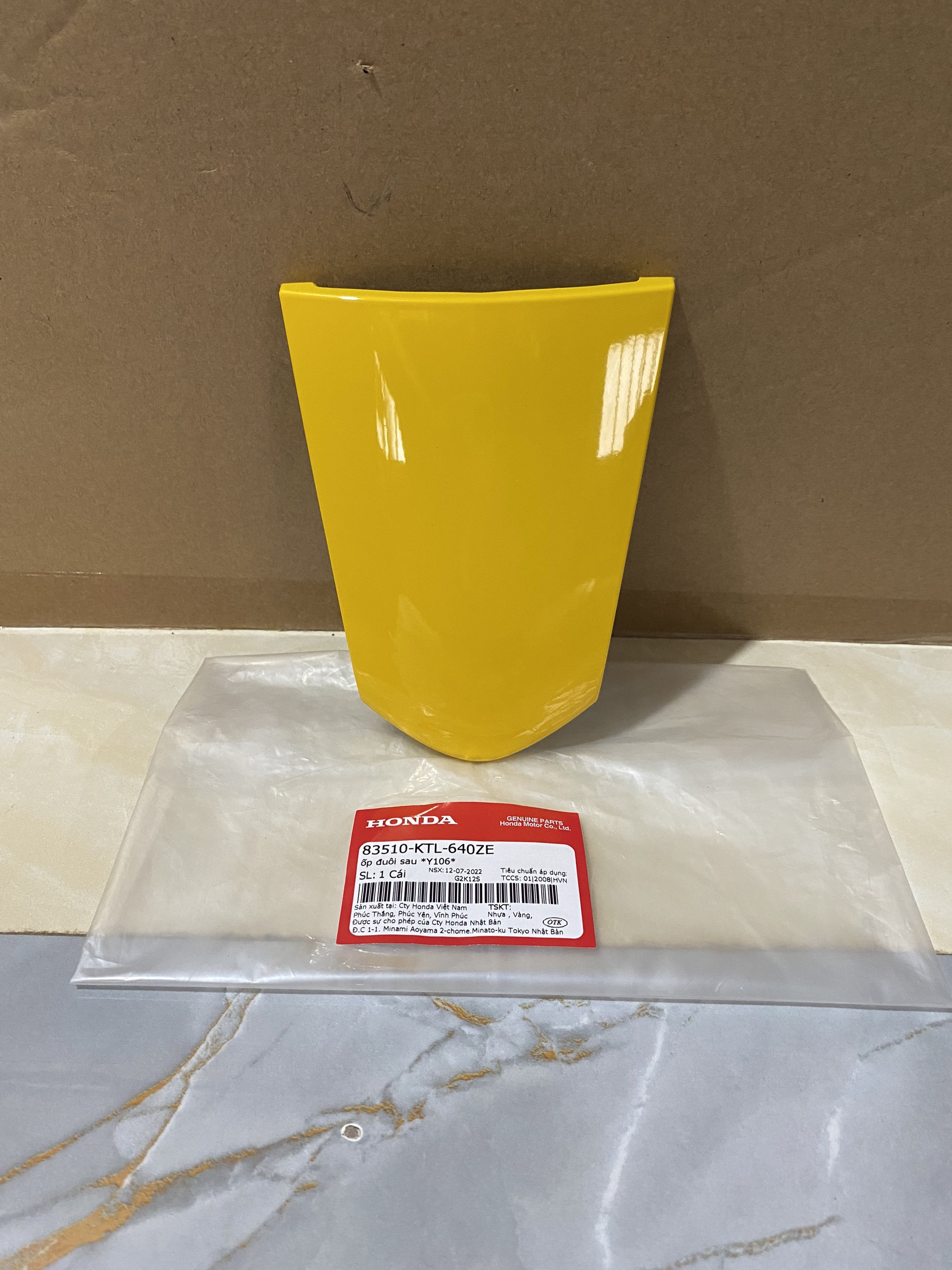 Ốp đuôi sau Wave RS 100, Wave cá, Wave Alpha 100 màu vàng *Y106* (83510KTL640ZE)