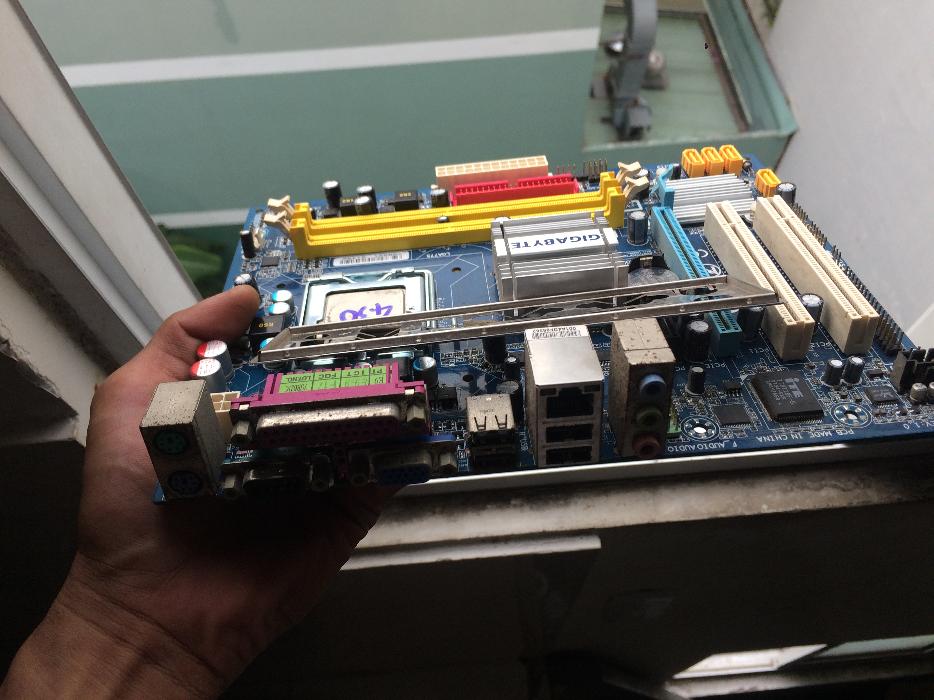 Main Giga 945 co Fe nhu new