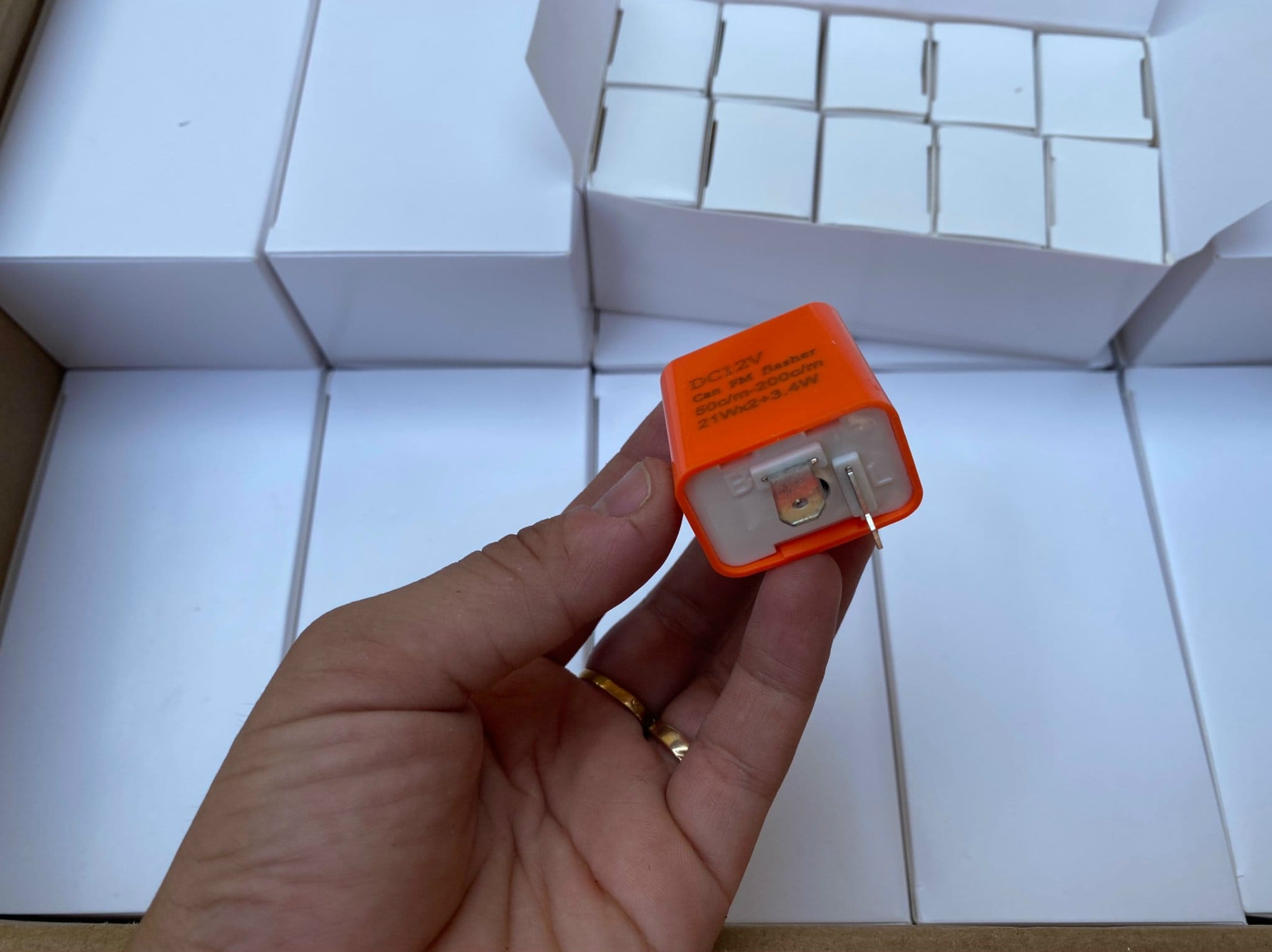 Rơ le xi nhan (chớp xi nhan nhanh chậm) điều chỉnh tốc độ nháy