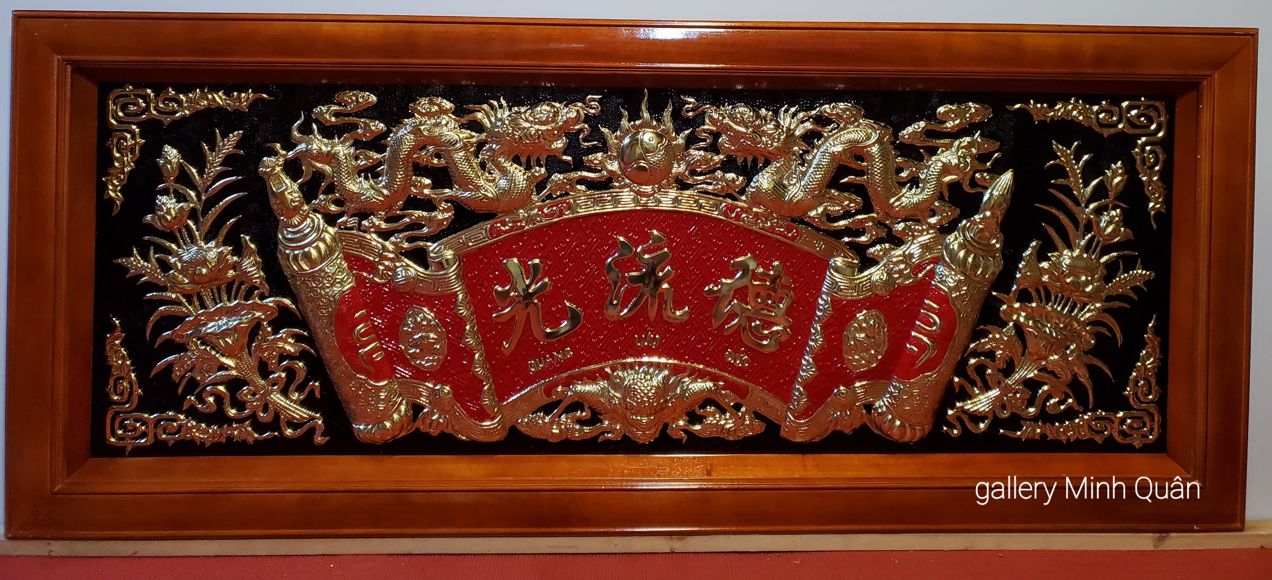BỘ ĐẠI TỰ CÂU ĐỐI THỜ GIA TIÊN ( ĐỒNG VÀNG NGUYÊN CHẤT LIỀN TẤM KHUNG GỖ XOAN ĐÀO SƠN PU)-A089B