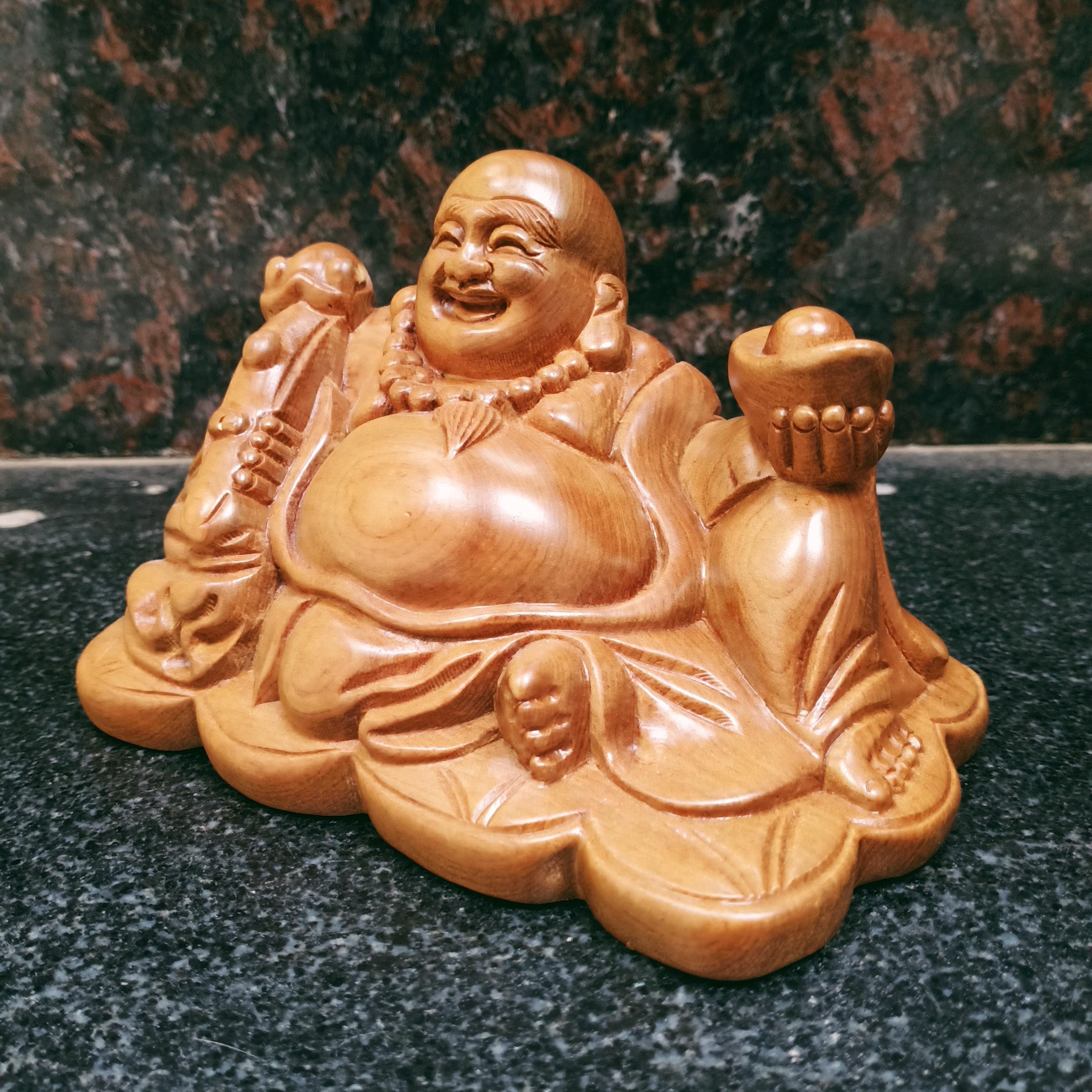 Tượng phật di lặc để bàn gỗ bách xanh