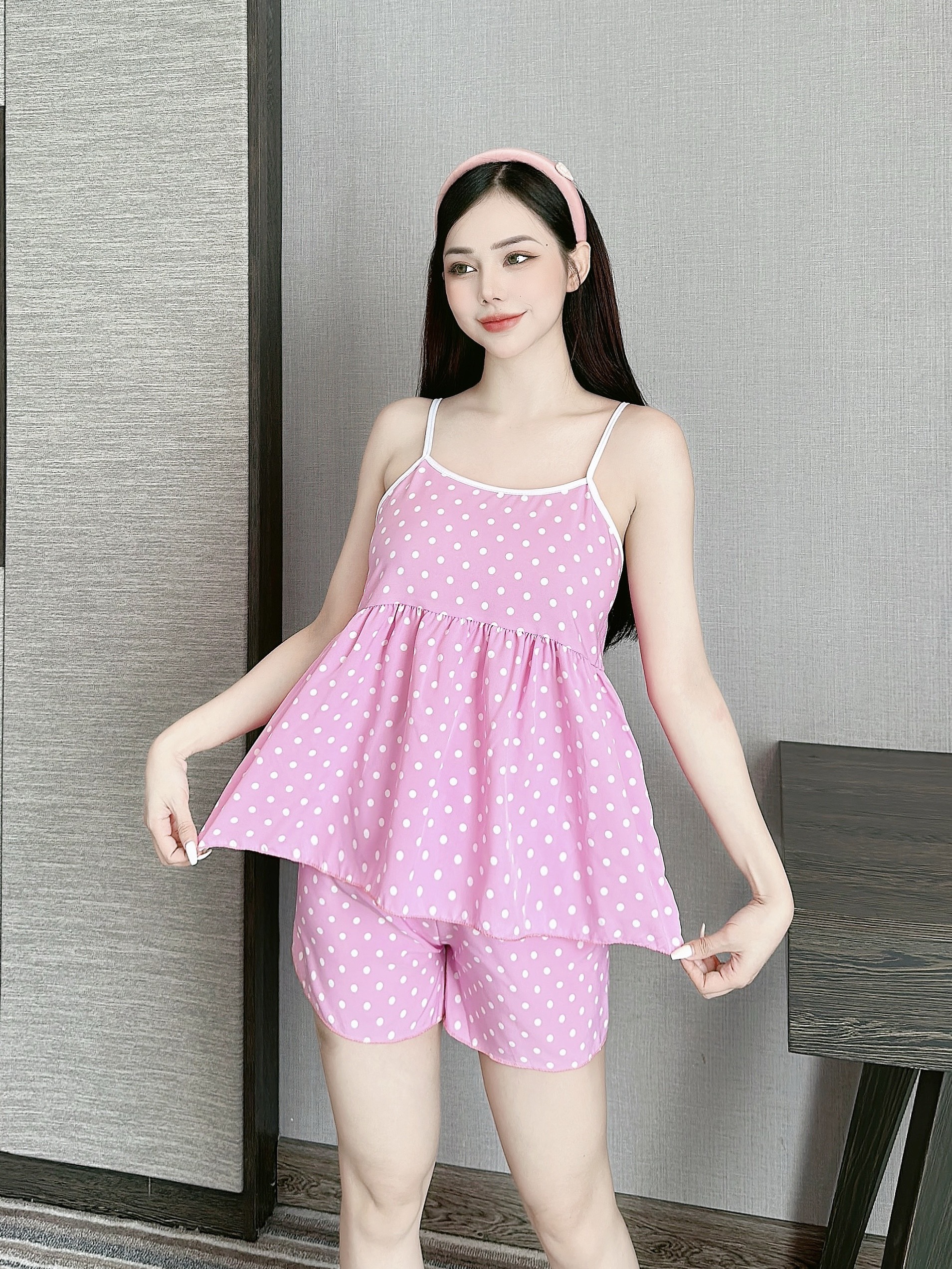 Set bộ mặc nhà chấm bi dễ thương. Size 45-58kg. Chất Lụa mềm mịn, mát mẻ.