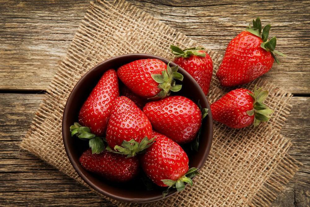 SỮA TẮM TRẮNG STRAWBERRY BODY BATH