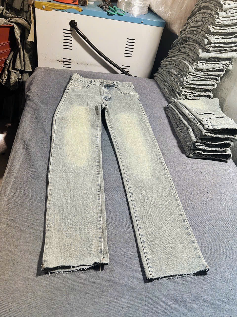 Quần jeans ống đứng màu bạc lưng cao hack dáng