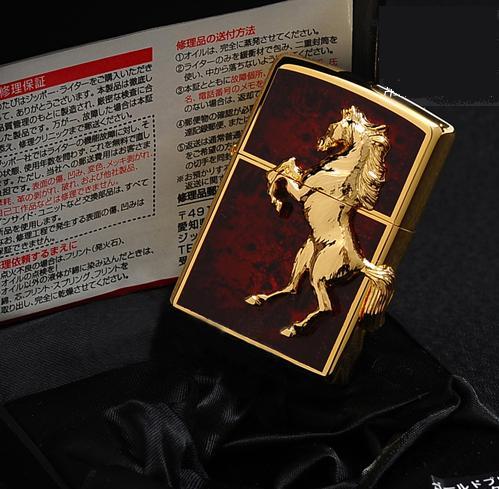 Zippo ngựa đá đỏ