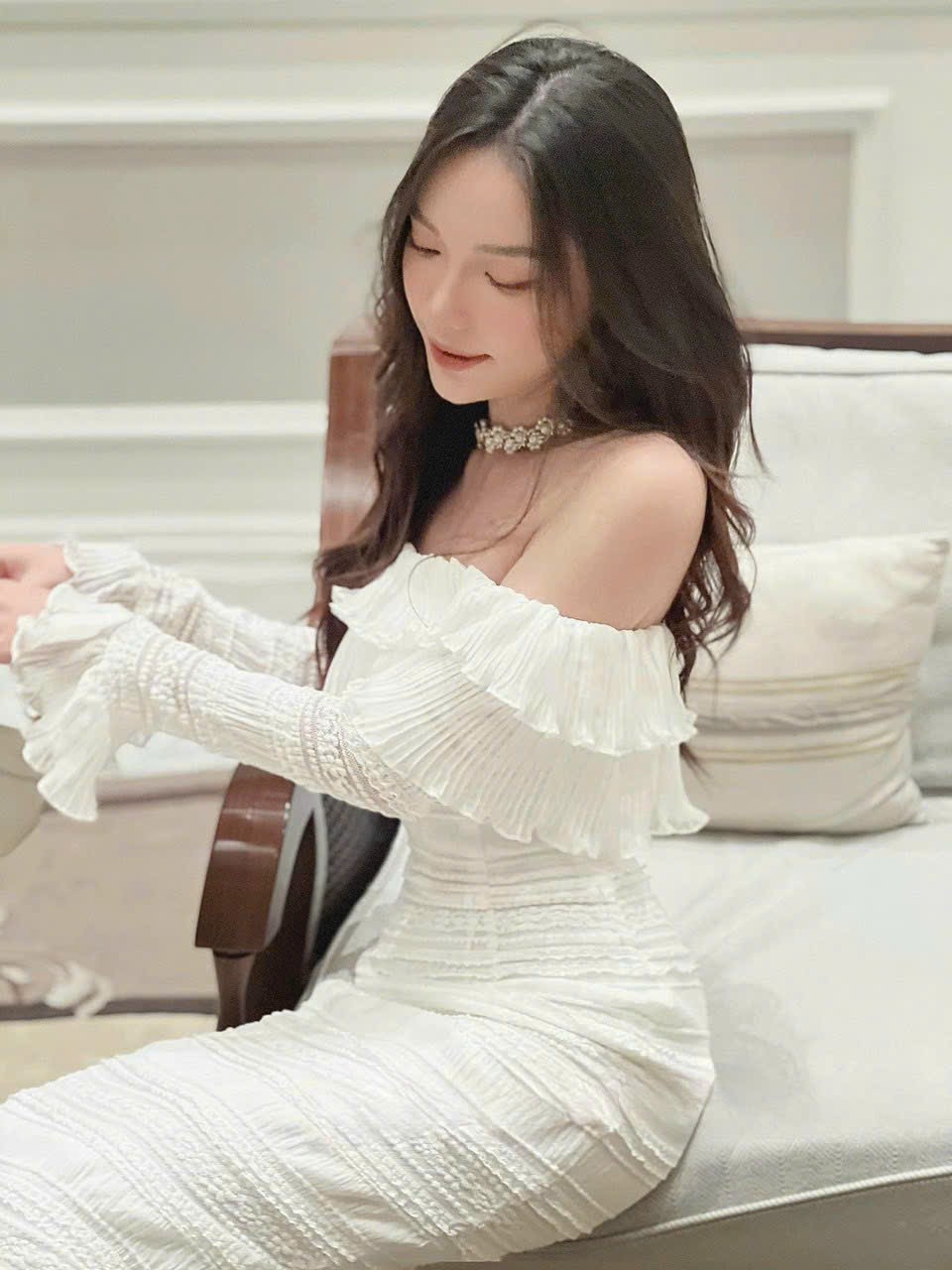 Đầm ren trễ vai phối bèo tay dài