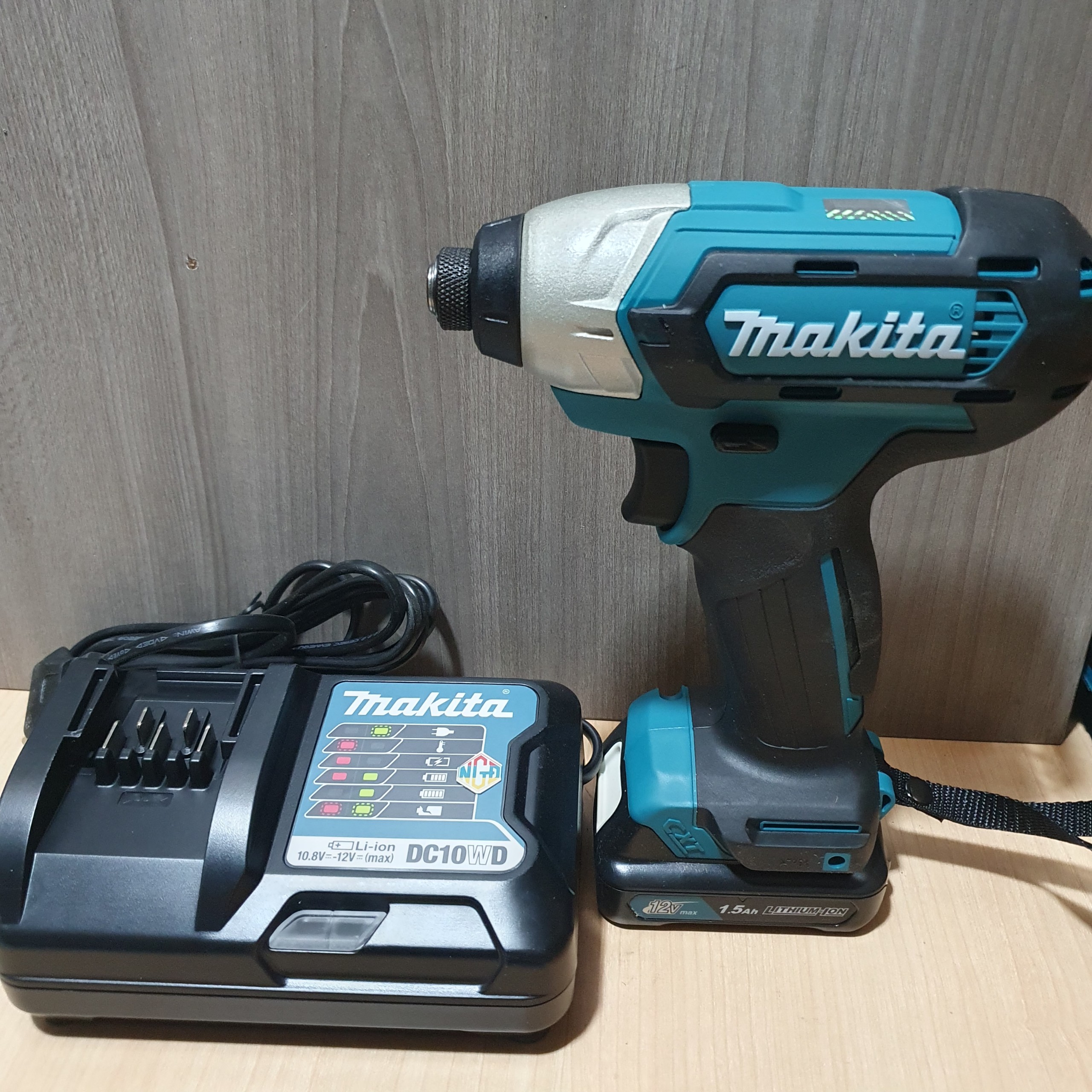 Máy bắn vít dùng pin Makita TD110DSYE (12V )