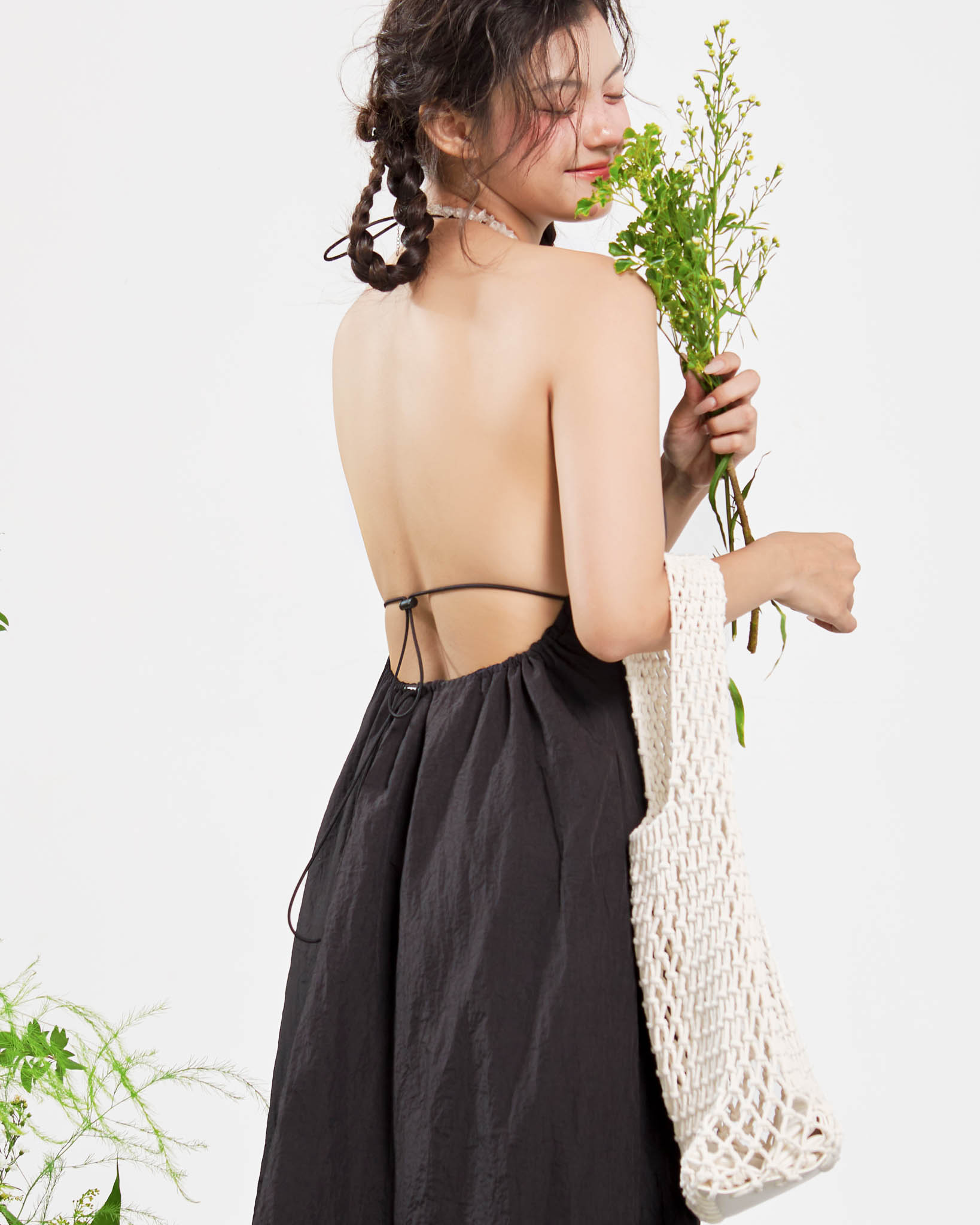 DOTTIE - Đầm midi rút thun cổ yếm - Đen - D0514