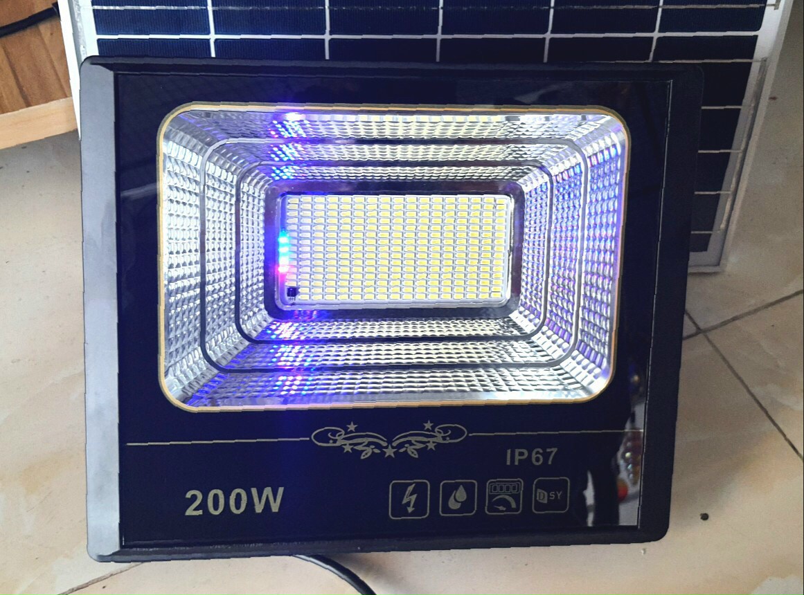 Đèn pha năng lượng mặt trời 100W, 200W, 400W, 600W