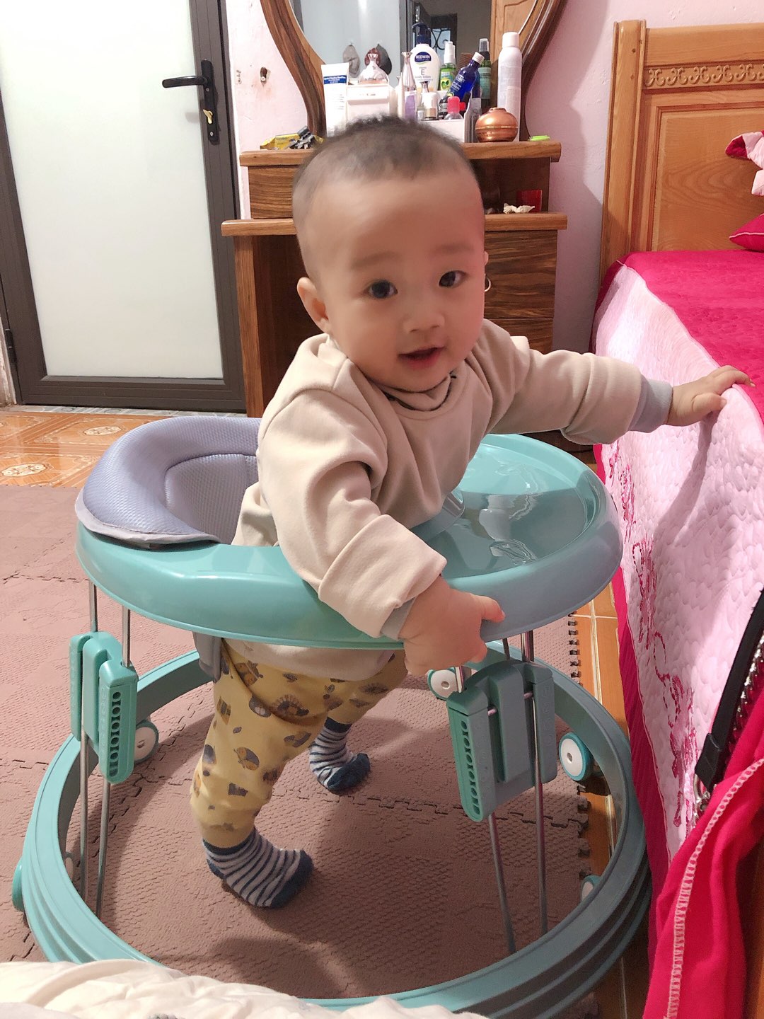 XE TRÒN TẬP ĐI CHO BÉ