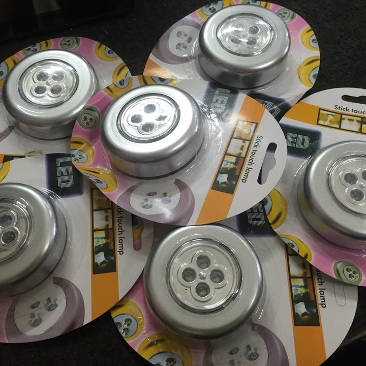 Đèn led dán tường - Ấn là sáng