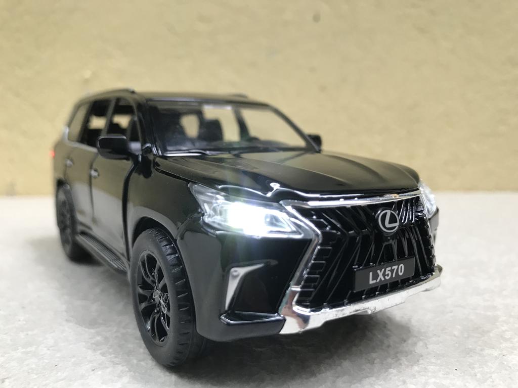 Mô hình xe LEXUS LX570 2022 1:32