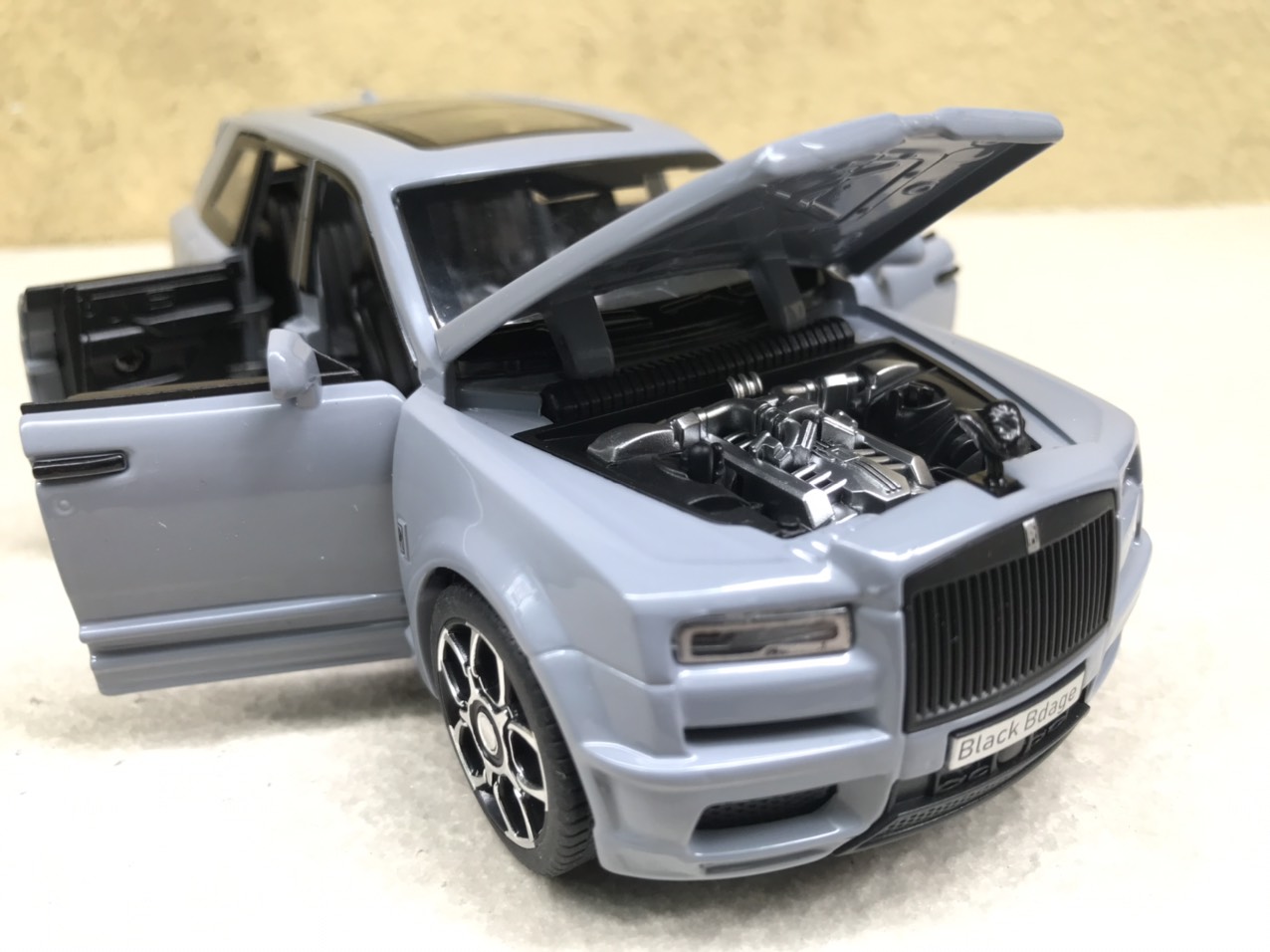 [HCM]Mô hình xe Rolls-Royce CULLINAN 2022 1:32