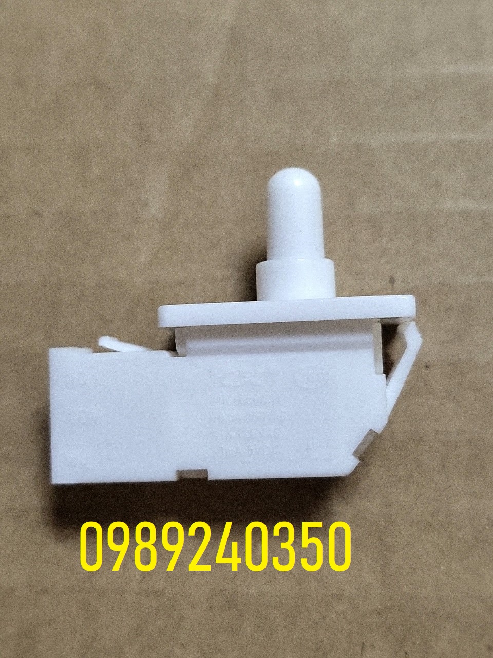 Công tắc cửa tủ lạnh Sharp 3 chân