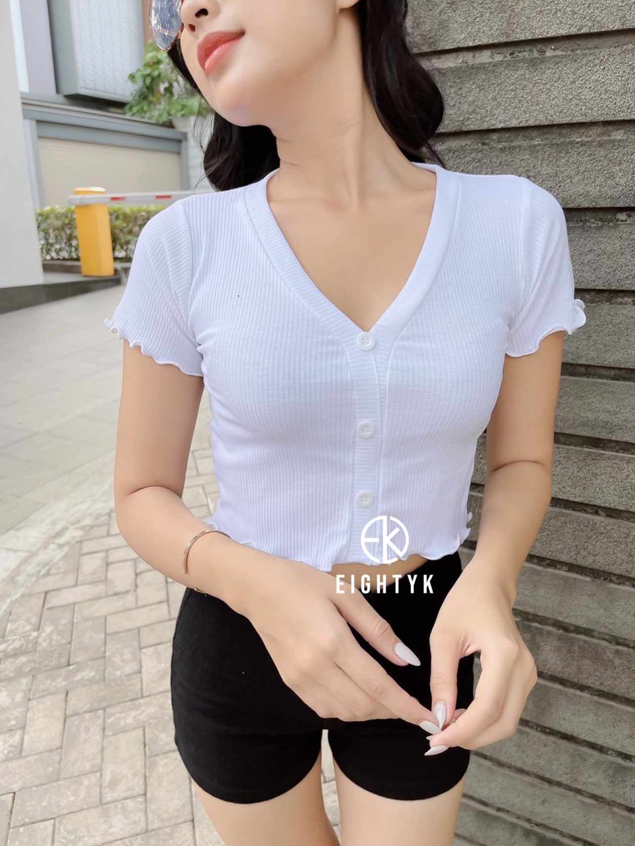 [EIGHTYK] Áo Croptop Tay Ngắn Cổ V Phối Nút