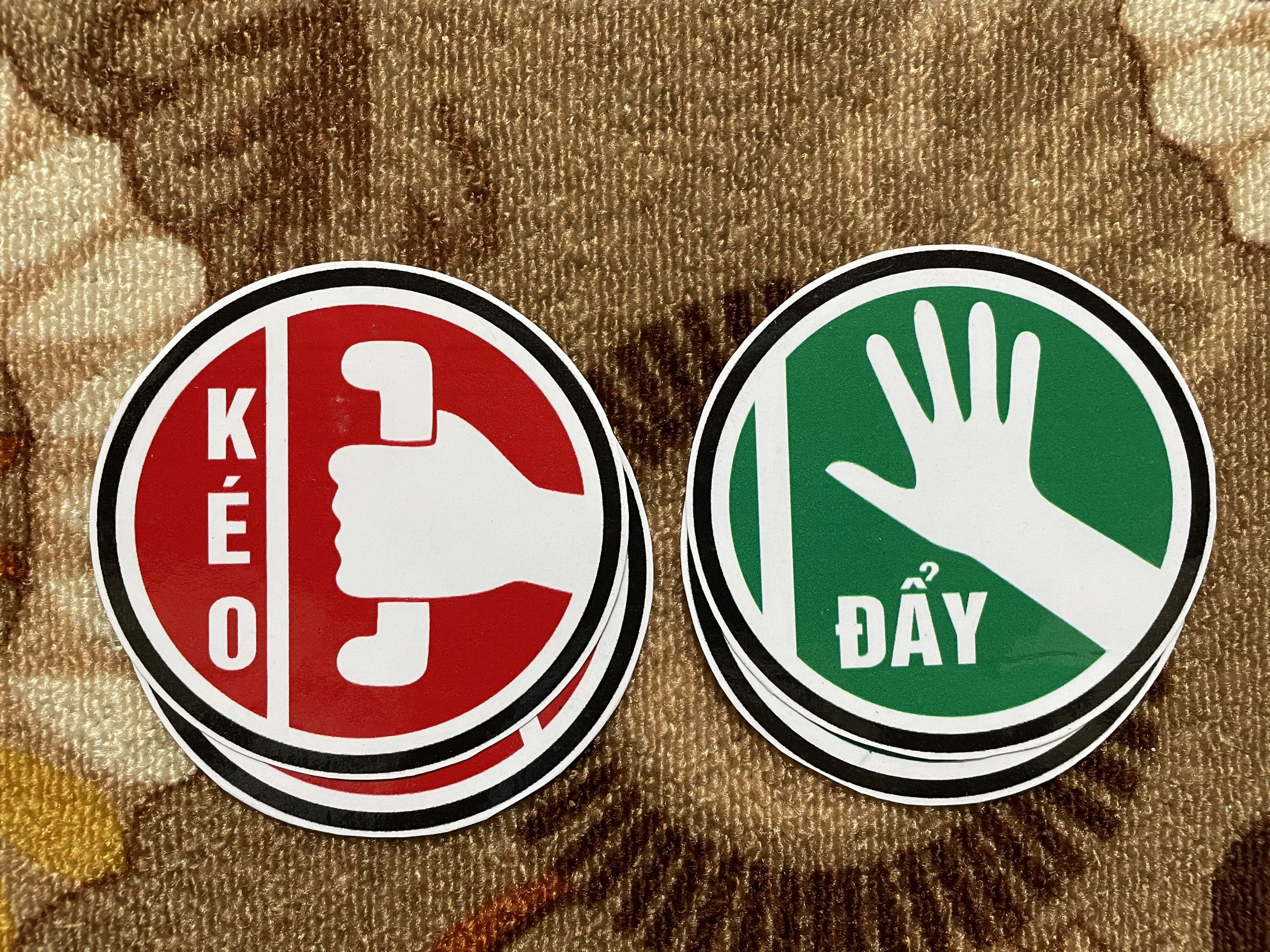 COMBO 2 MIẾNG DECAL DÁN CỬA KÍNH ĐẨY VÀO KÉO RA