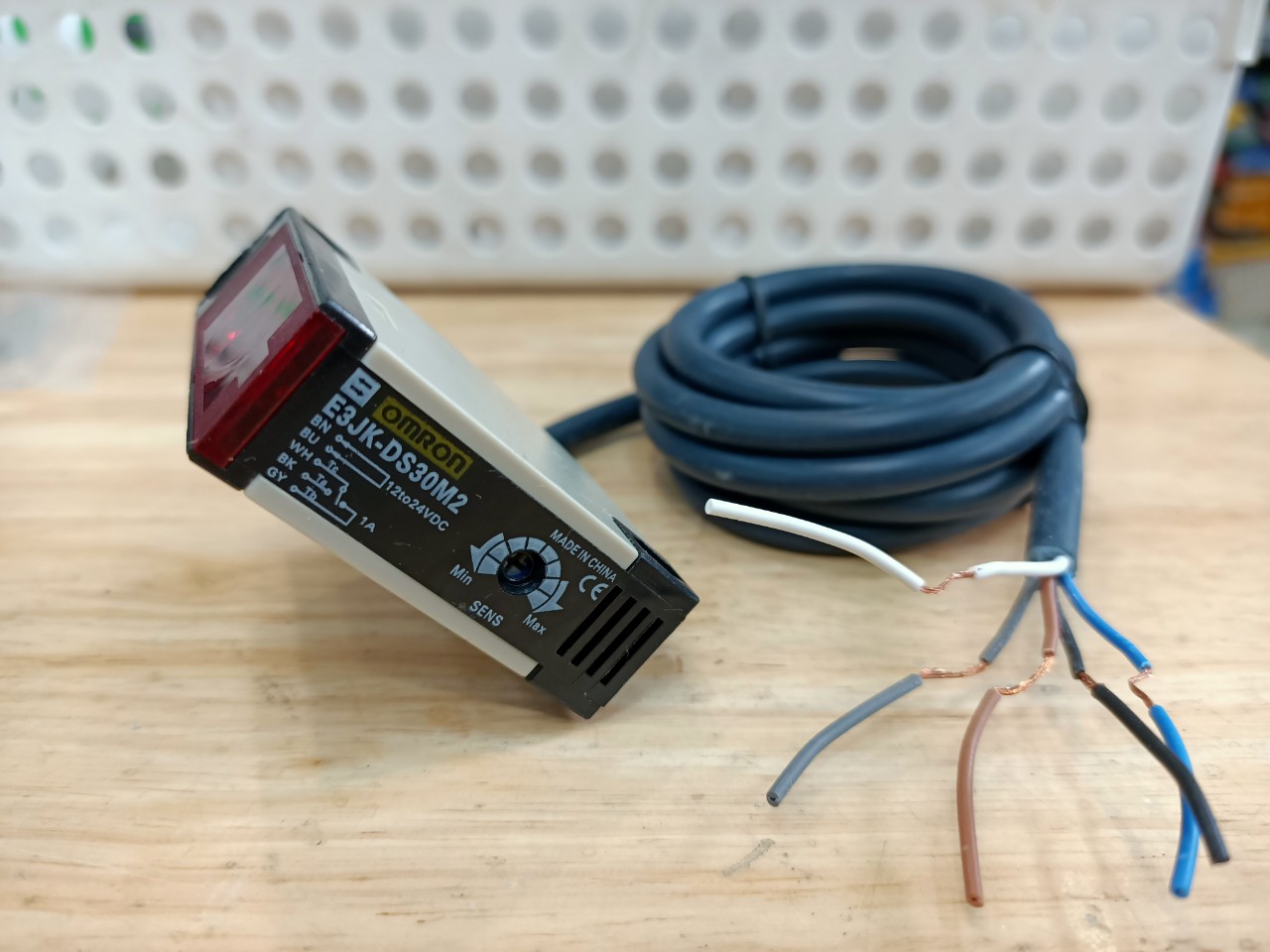 Công Tắc Cảm Biến Quang Điện OMRON E3JK-DS30M2