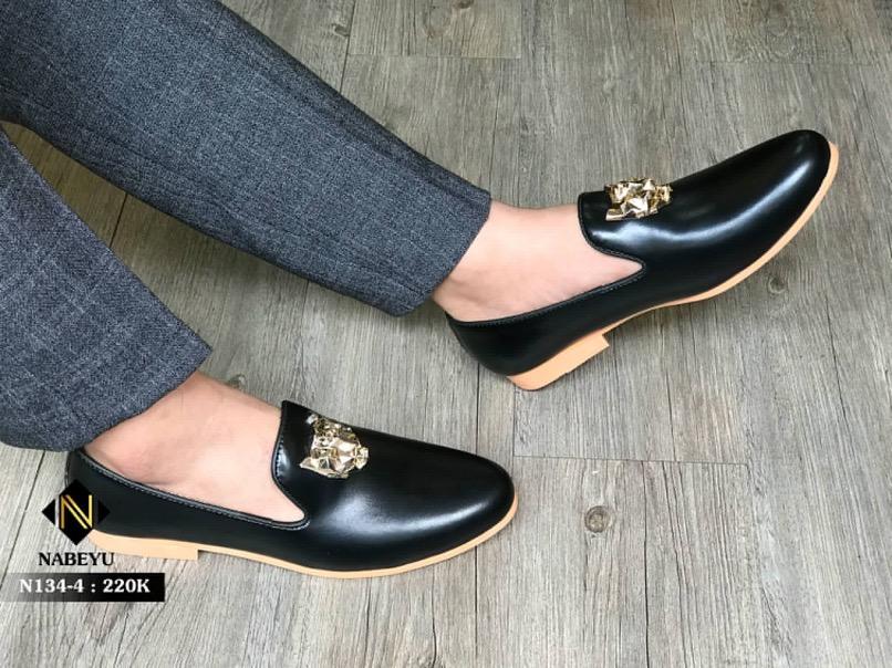 giầy tây nam đen trơn mũi nhọn logo báo vàng