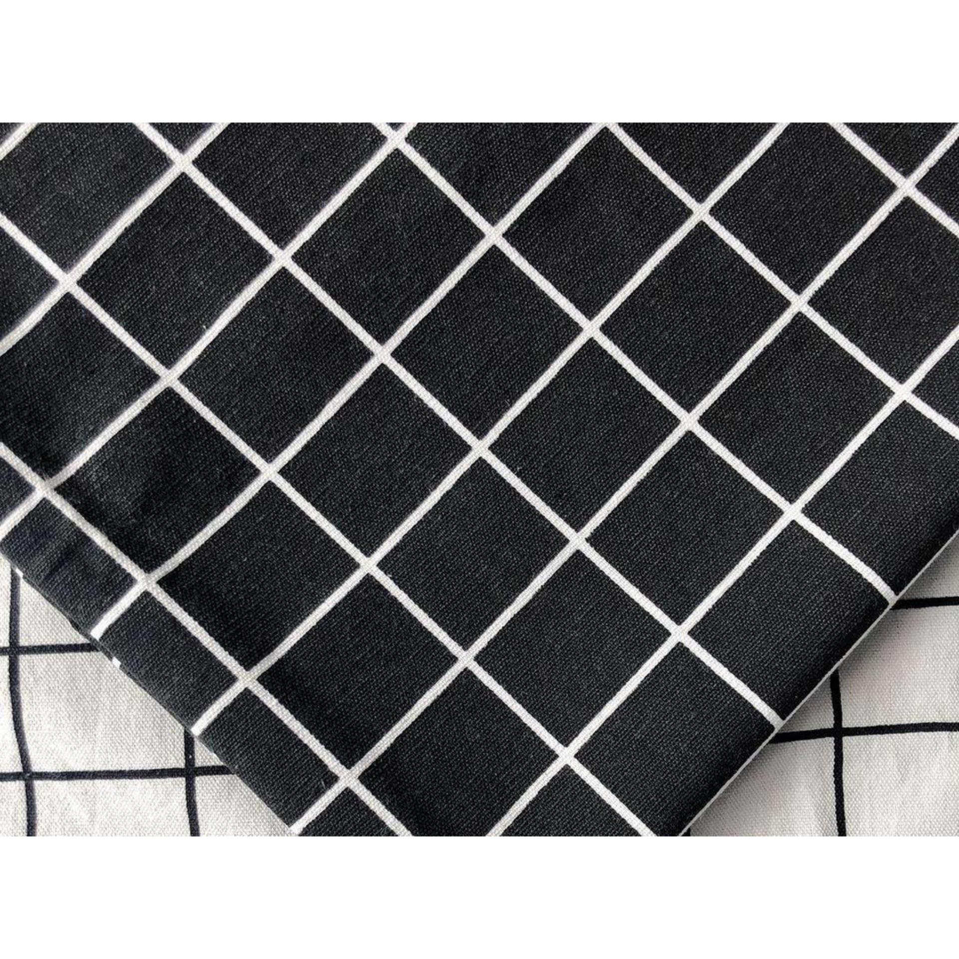 Vải caro đen trắng trang trí mang đến cho không gian của bạn một sự độc đáo và sáng tạo. Với các ô caro đơn giản nhưng đầy ấn tượng, bạn sẽ có thể tạo ra một không gian trang trí độc đáo và thu hút.