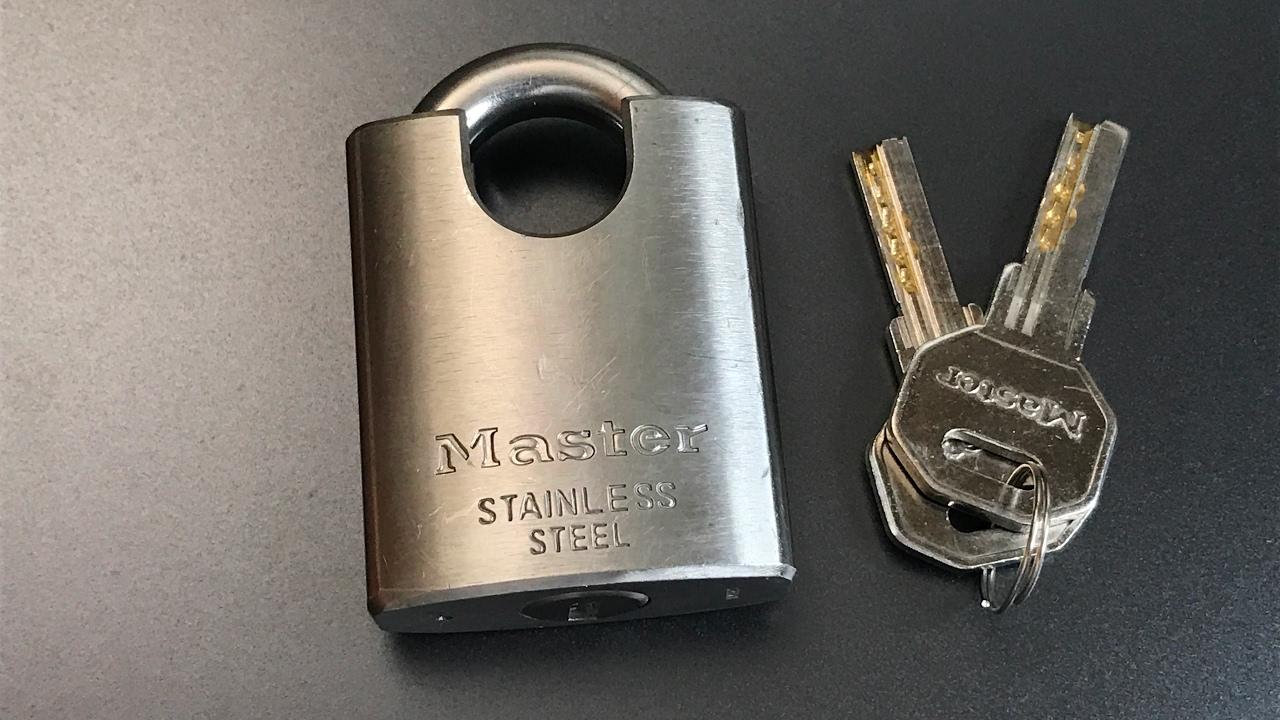 Khóa Master Lock 550EURD- Inox bảo vệ pad cửa 50mm