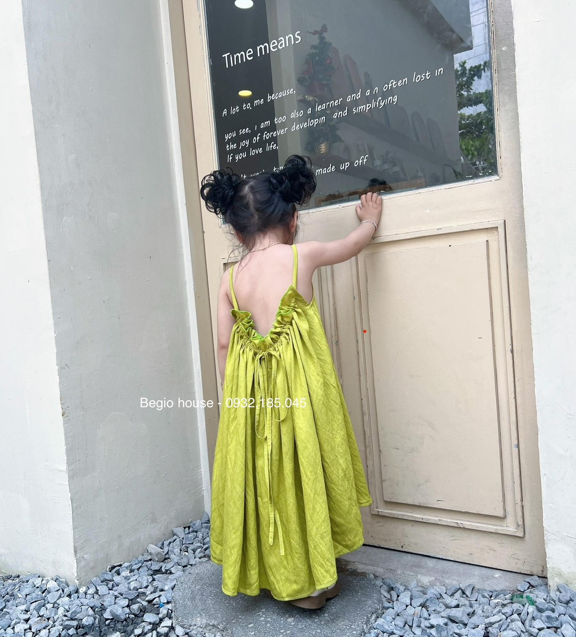 Đầm hở lưng cho mẹ và bé