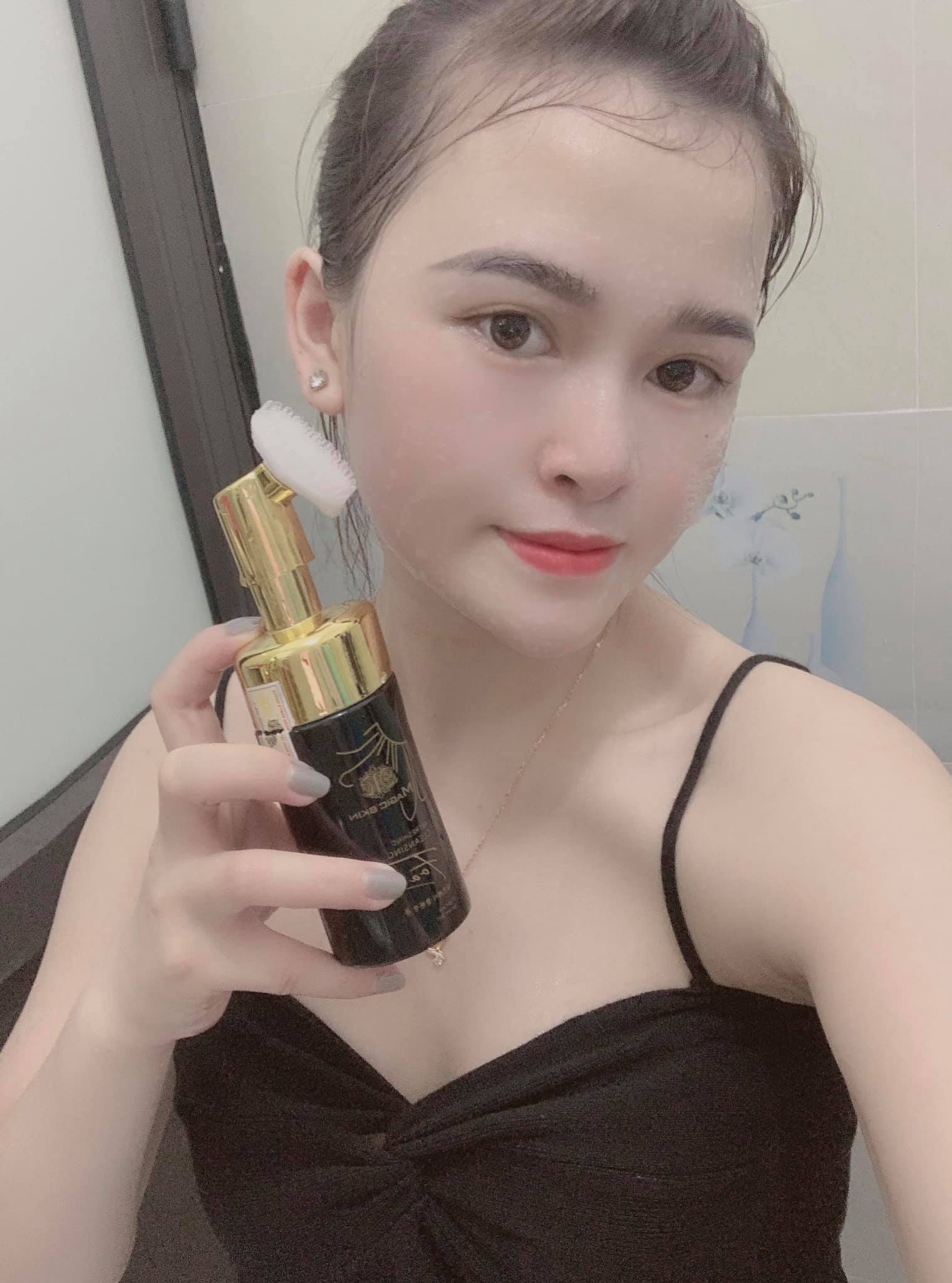 Sữa rửa mặt tạo bọt Magic Skin