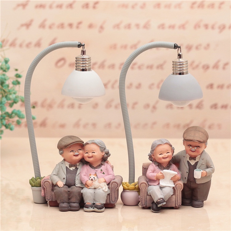 Tượng ông bà lão hạnh phúc đủ mẫu (Được chọn mẫu)