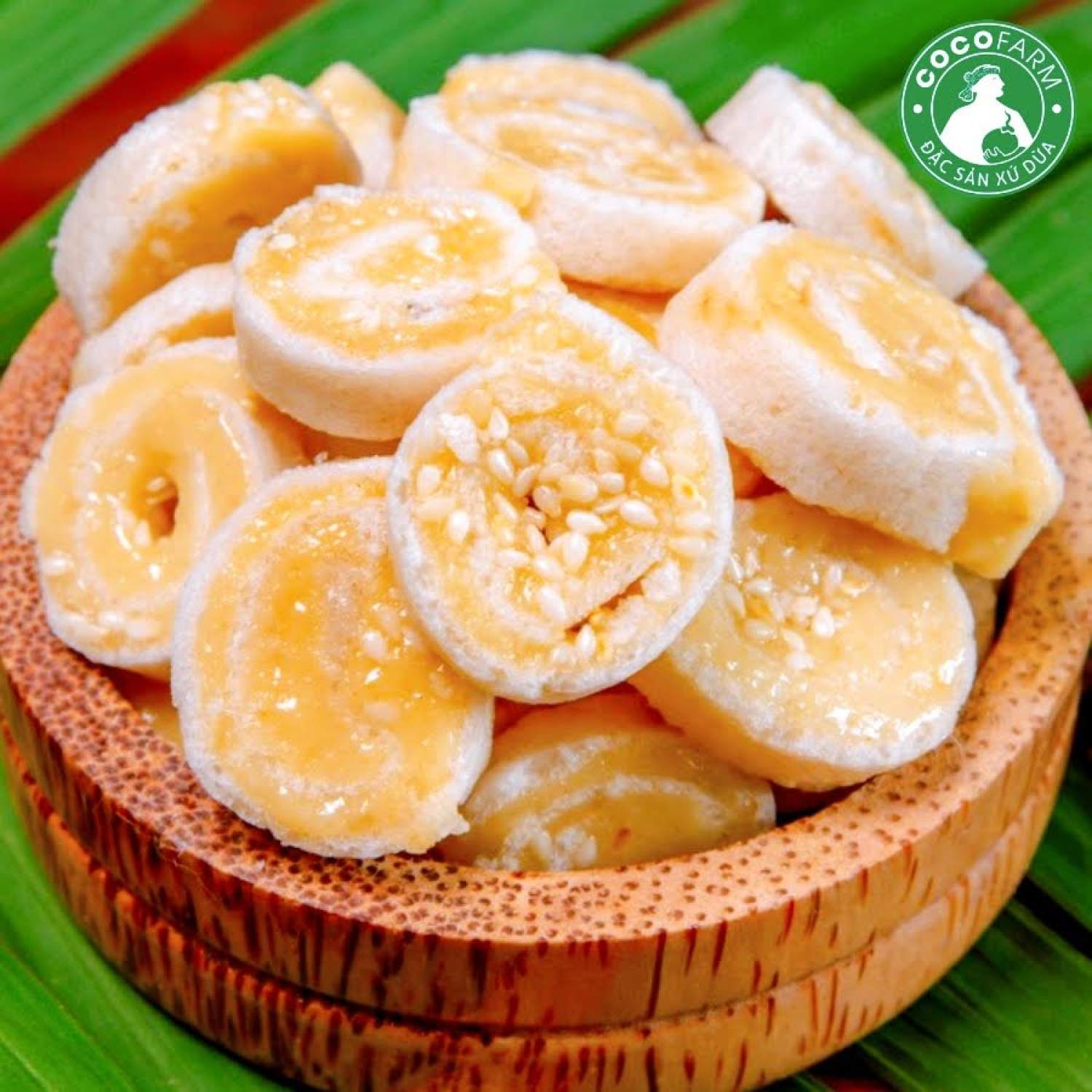 Kẹo dừa dứa non cuộn bánh tráng cocofarm ít đường - thành phần - nước cốt dừa 50% - dừa dứa 23% - mè trắng - bánh tráng, hương vị cơm dừa có mùi thơm của dứa, mùa nắng thì dừa dứa thơm hơn, nước cũng ngọt hơn.