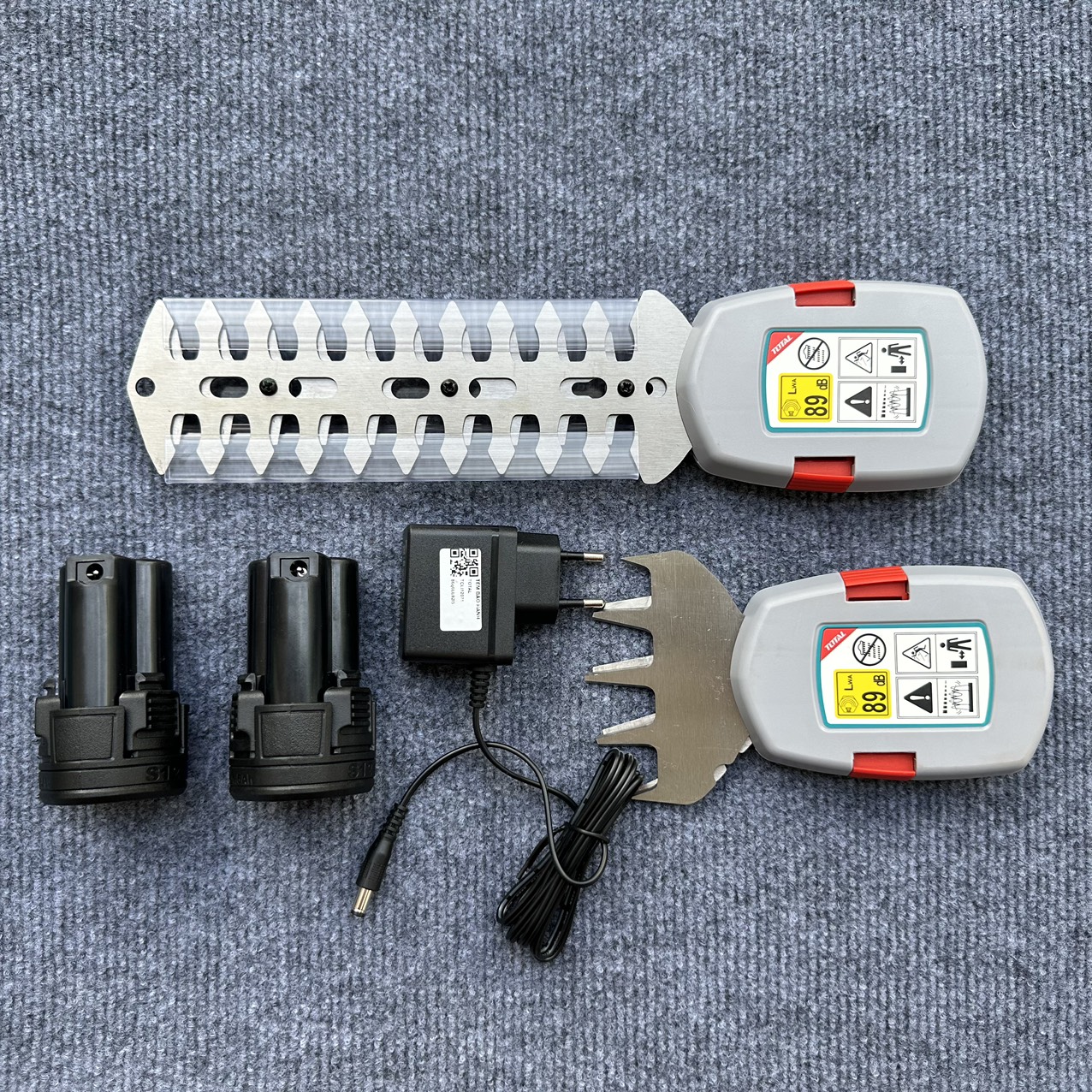 Máy cắt tỉa cỏ dùng pin 12V Total TSTLI1201