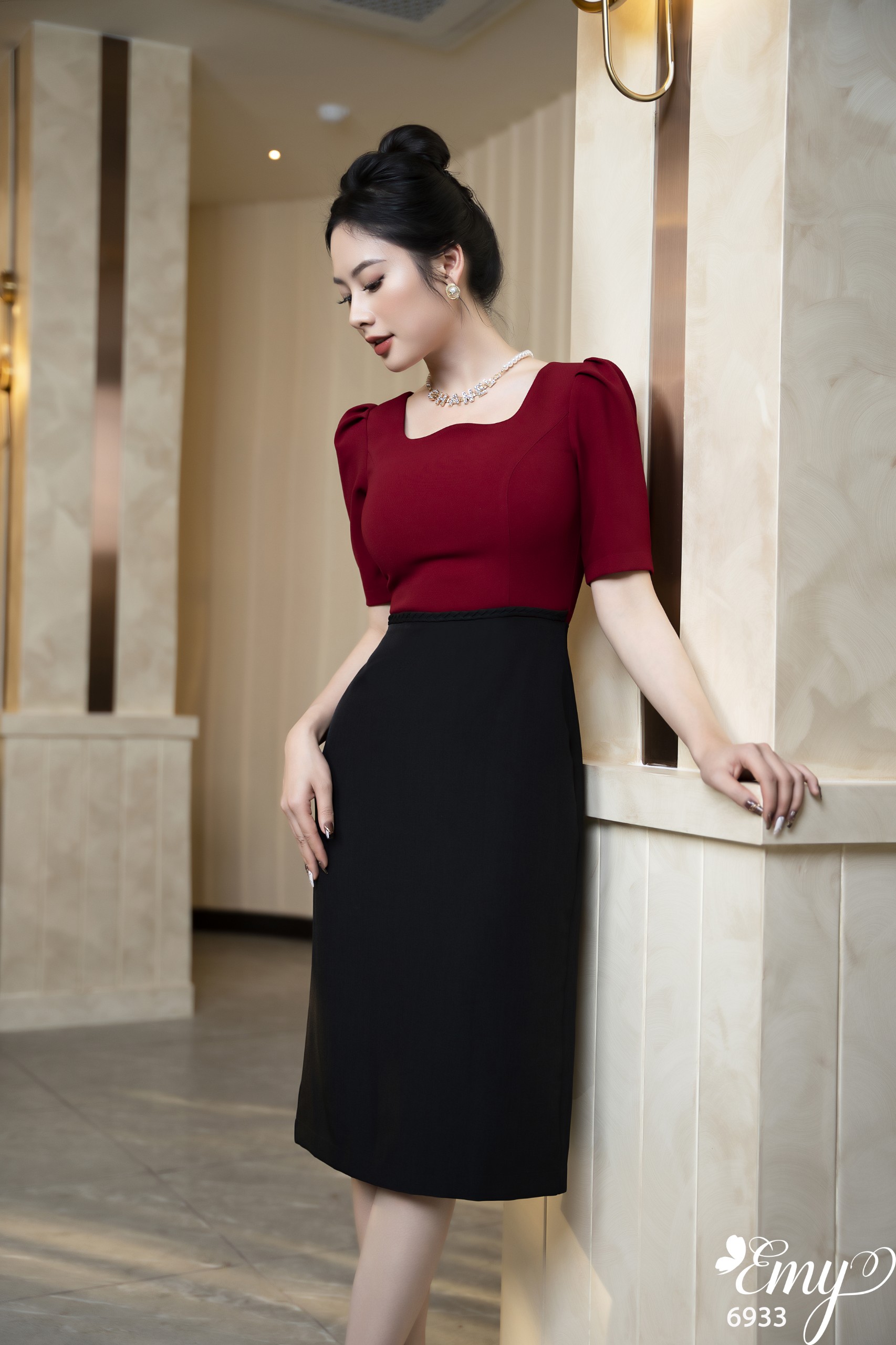 Đầm EMY EM6933  Body Phối Cổ Cách Điệu