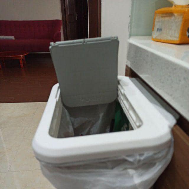 Thùng Rác Có Nắp Treo Tủ Bếp Tiện Dụng