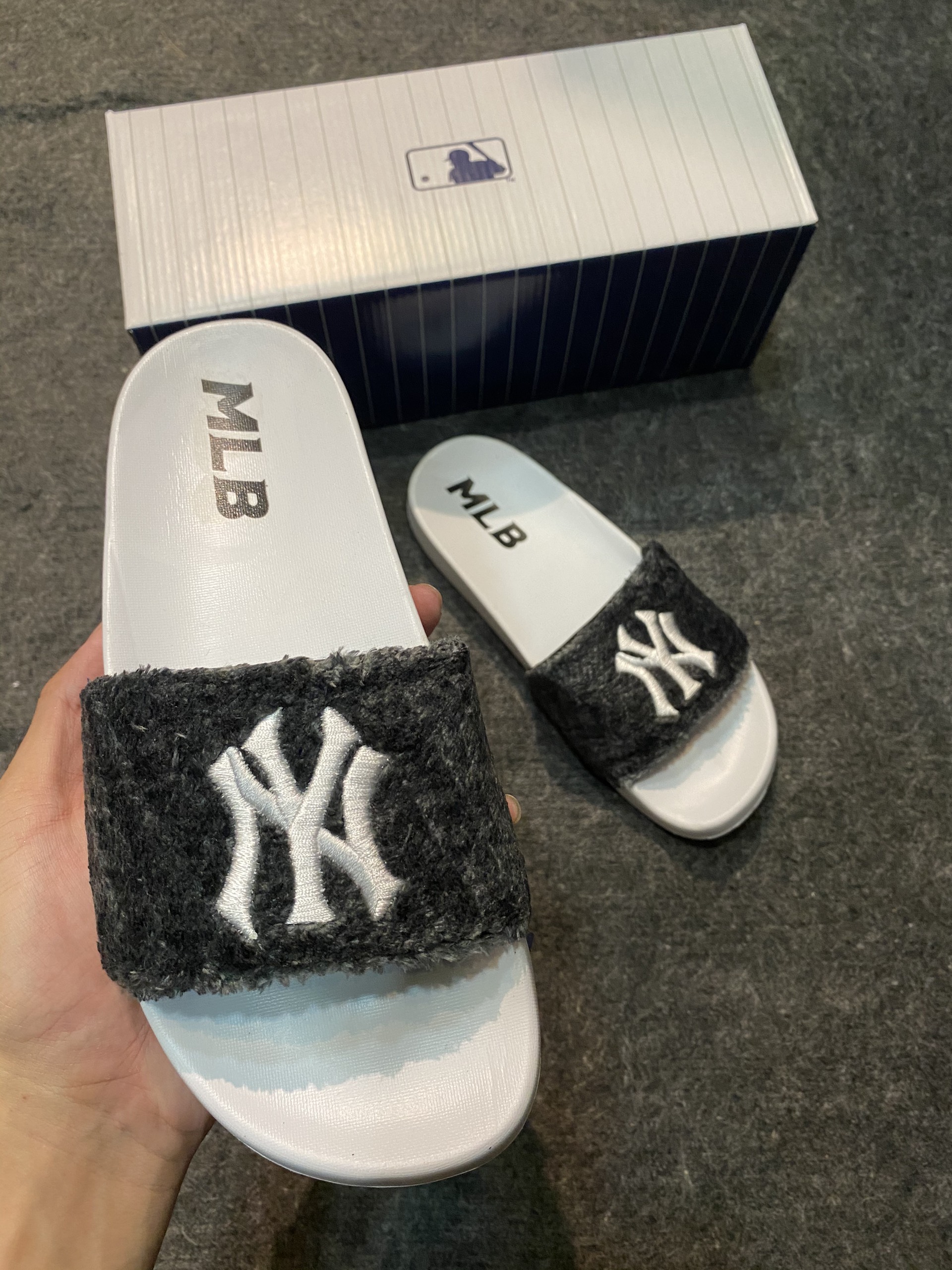Dép MLB nữ quai lông thú - trắng đen