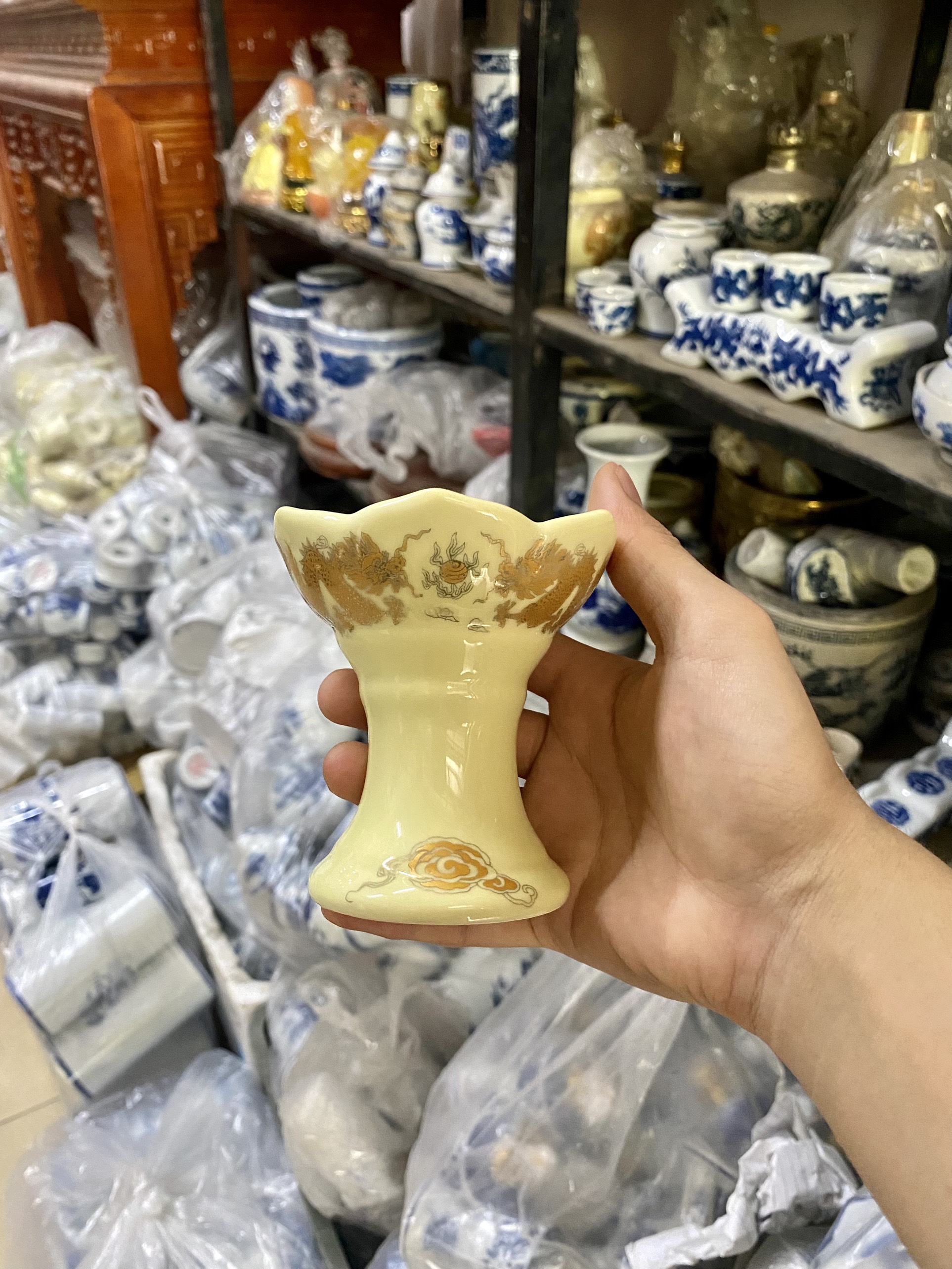 Chân nến thờ men vàng kim