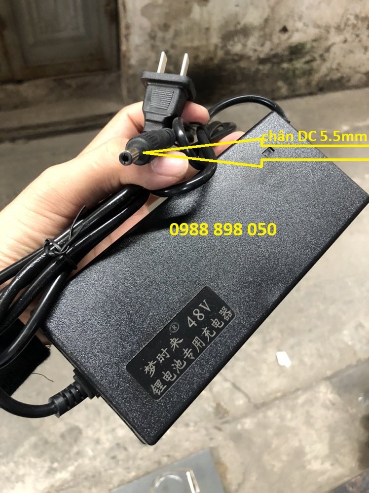 sạc pin Lithium 48v 2a cho xe điện chân tròn dc 5.5mm loại tốt