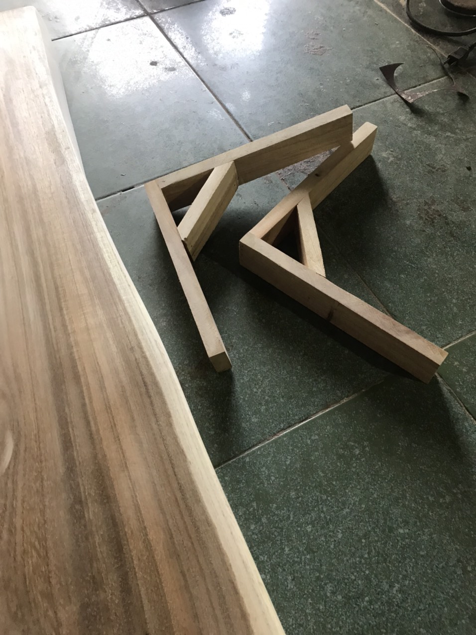 Kệ âm tường cạnh gỗ vỏ tự nhiên ( một cạnh vỏ gỗ tự nhiên )