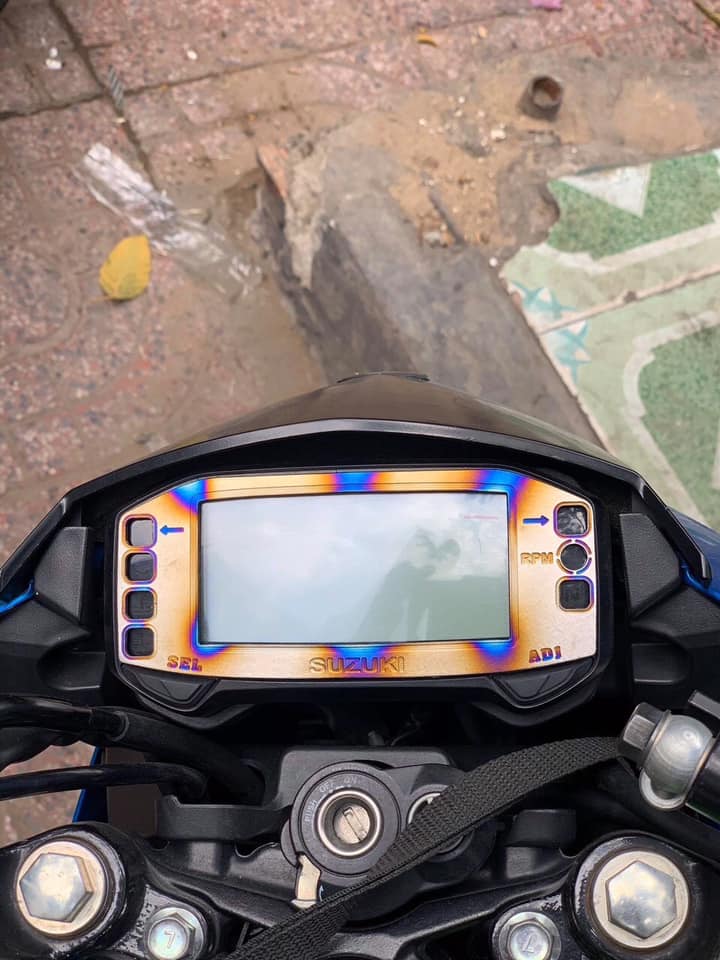 Miếng titan viền đồng hồ Satria Suzuki