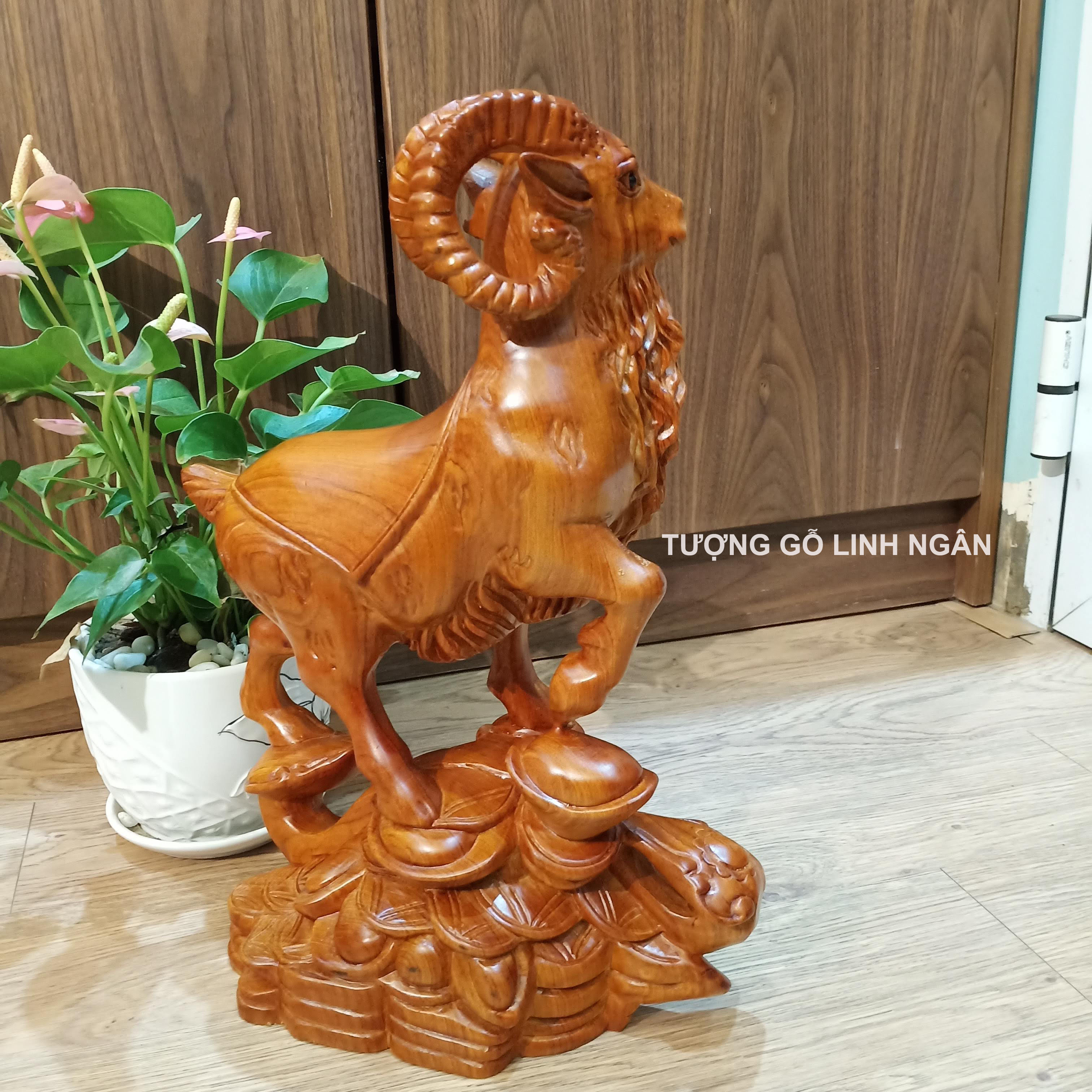 Tượng Dê gỗ hương cao 40 cm
