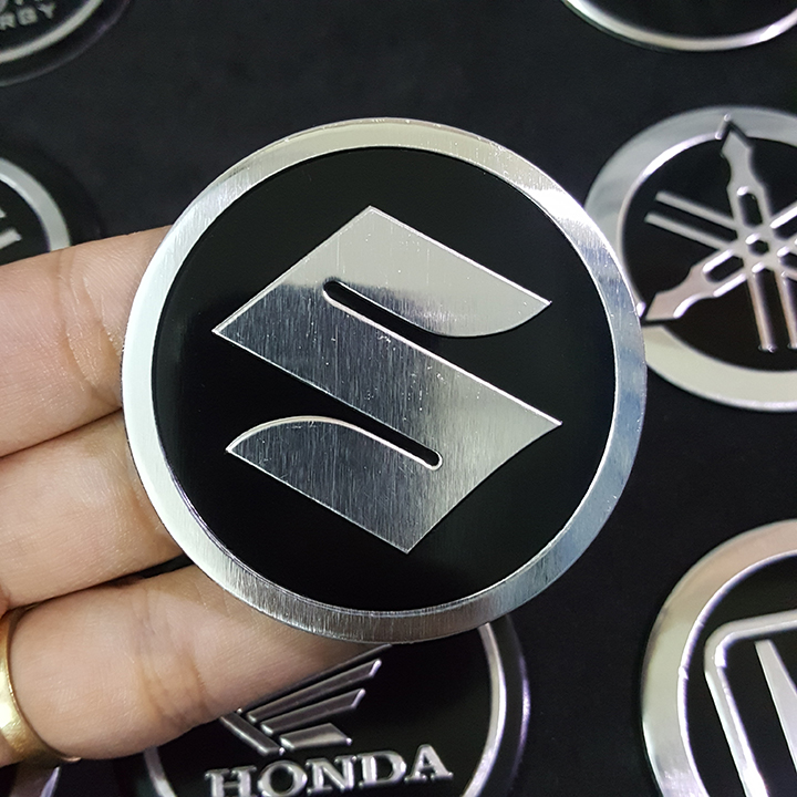 Logo dán nổi Suzuki tròn 5.5cm