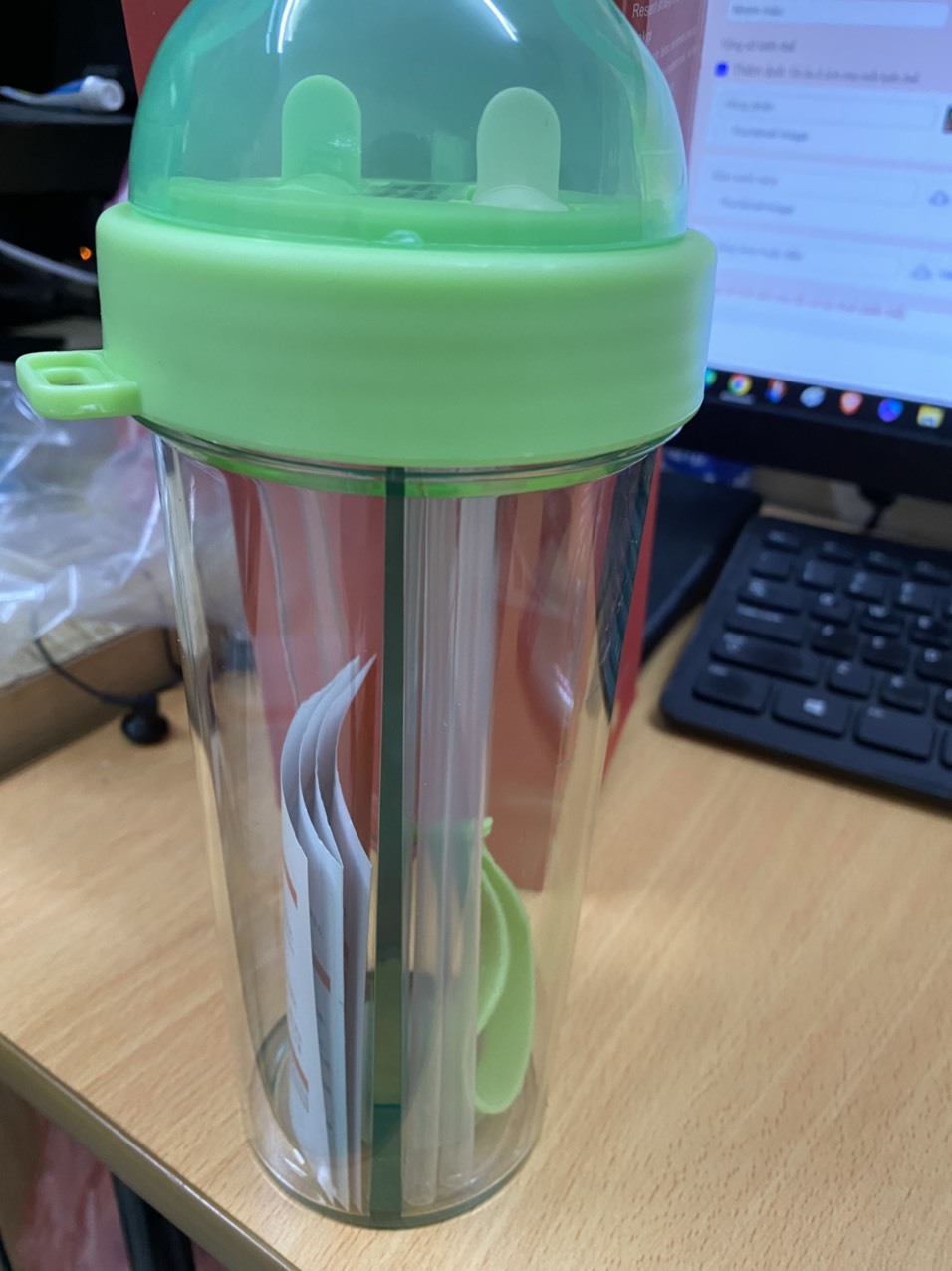Bình uống nước chia 2 ngăn có nắp đậy, nhựa trong 600ml, có 2 ống hút
