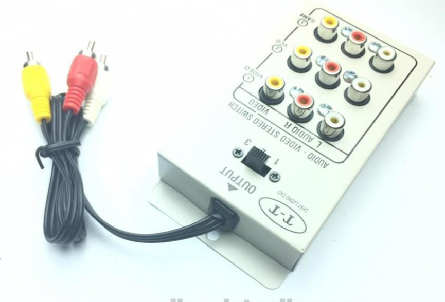 Good Quality 3-Way Av Splitter (9 Holes) with Gold-Painted Iron Box