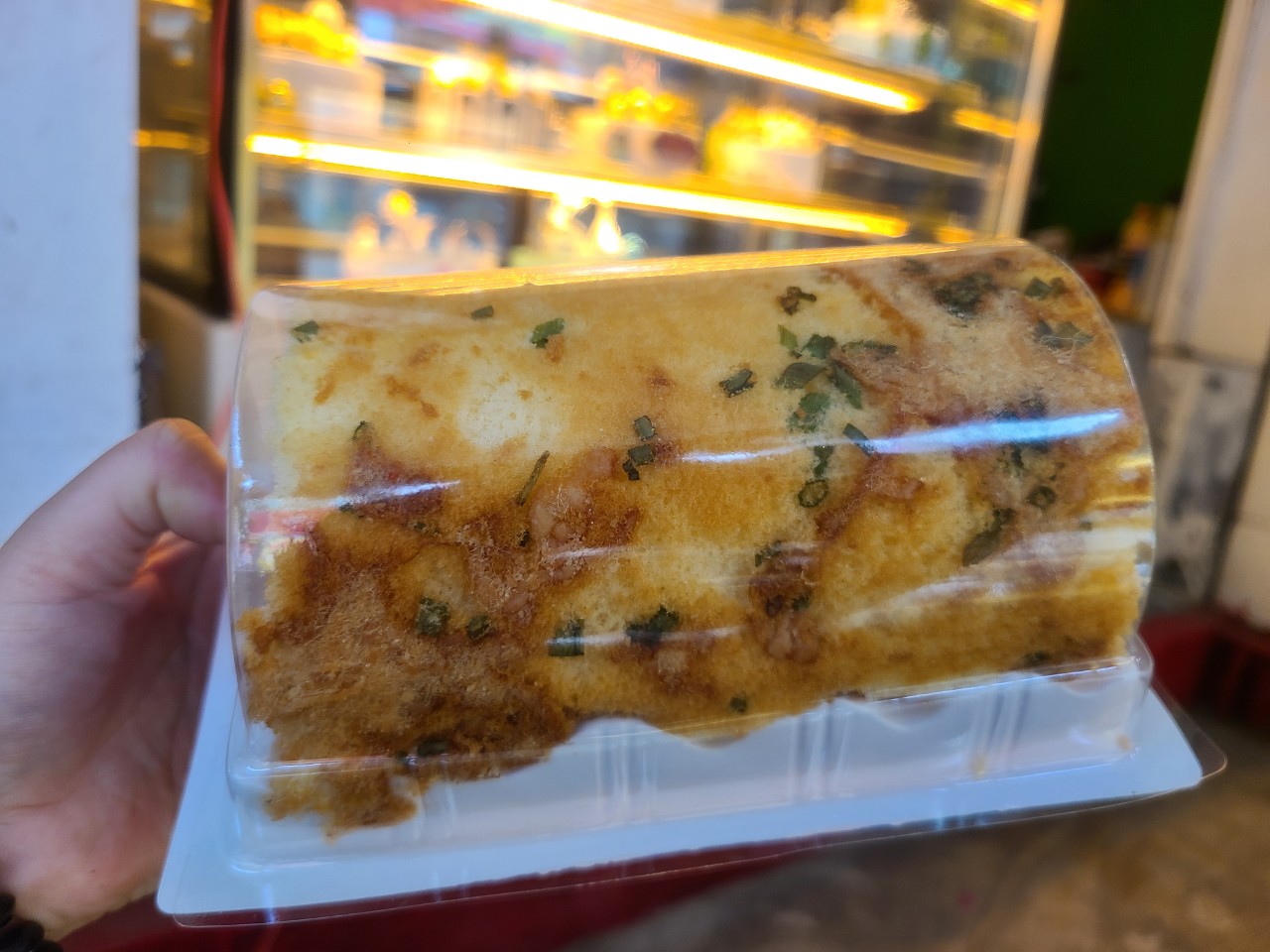 Bánh bông lan cuộn chà bông sốt bơ