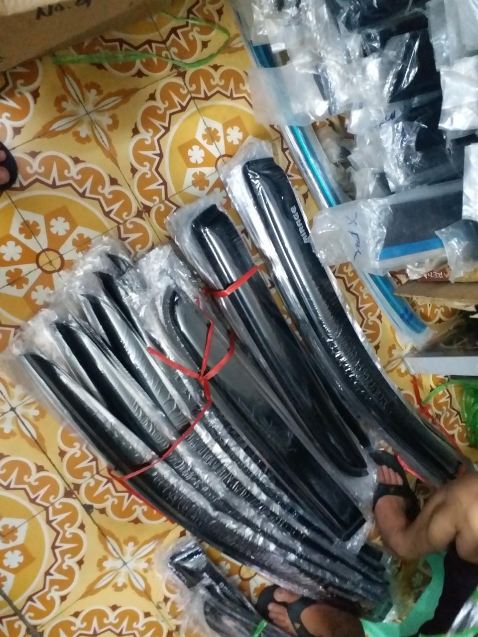 Vè mưa đen xe Mitsubishi Mirage
